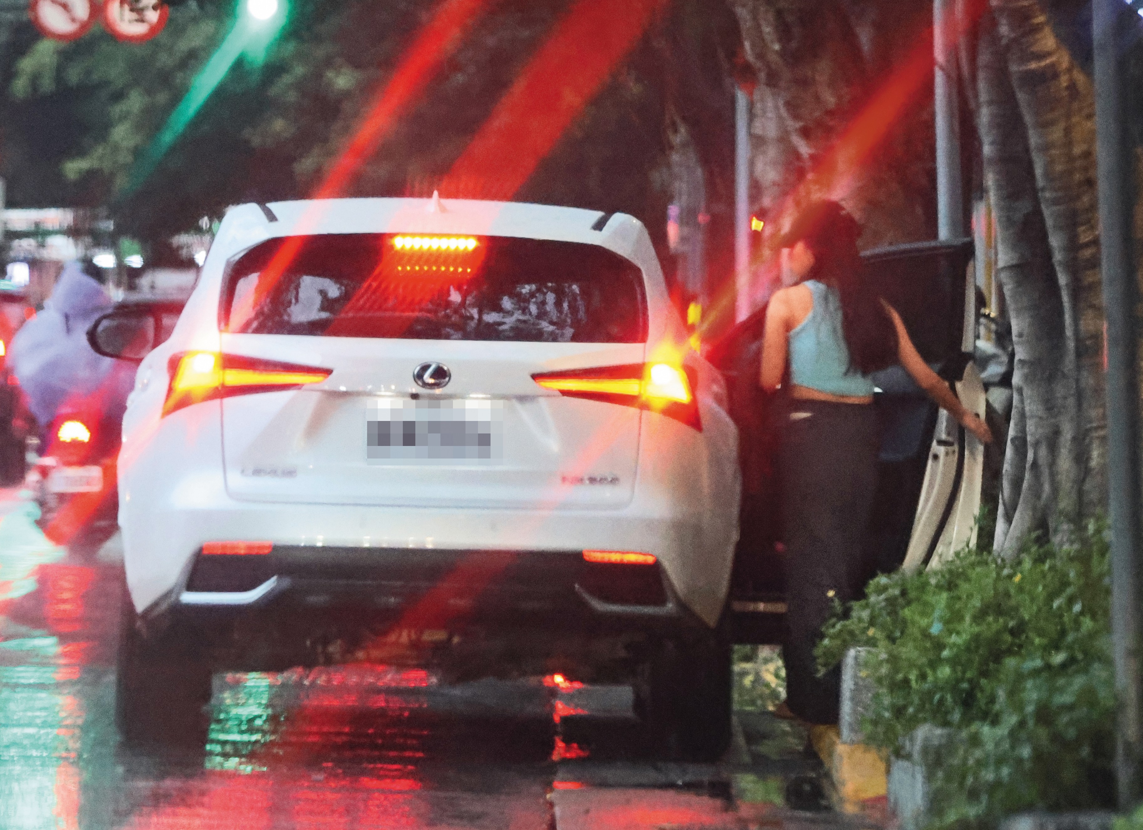 6月1日 17：44，蔡尚樺上了林秉聖的車，準備出門約會但又小心翼翼。