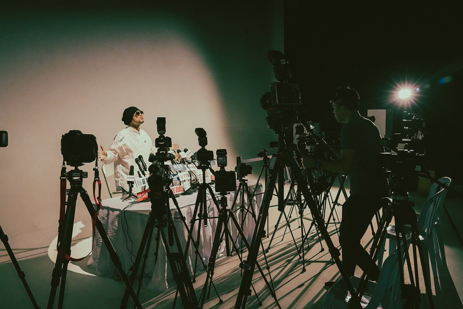 黃明志短暫獲釋至26日「父親看新聞才知」 警方:他上午要求到醫院體檢