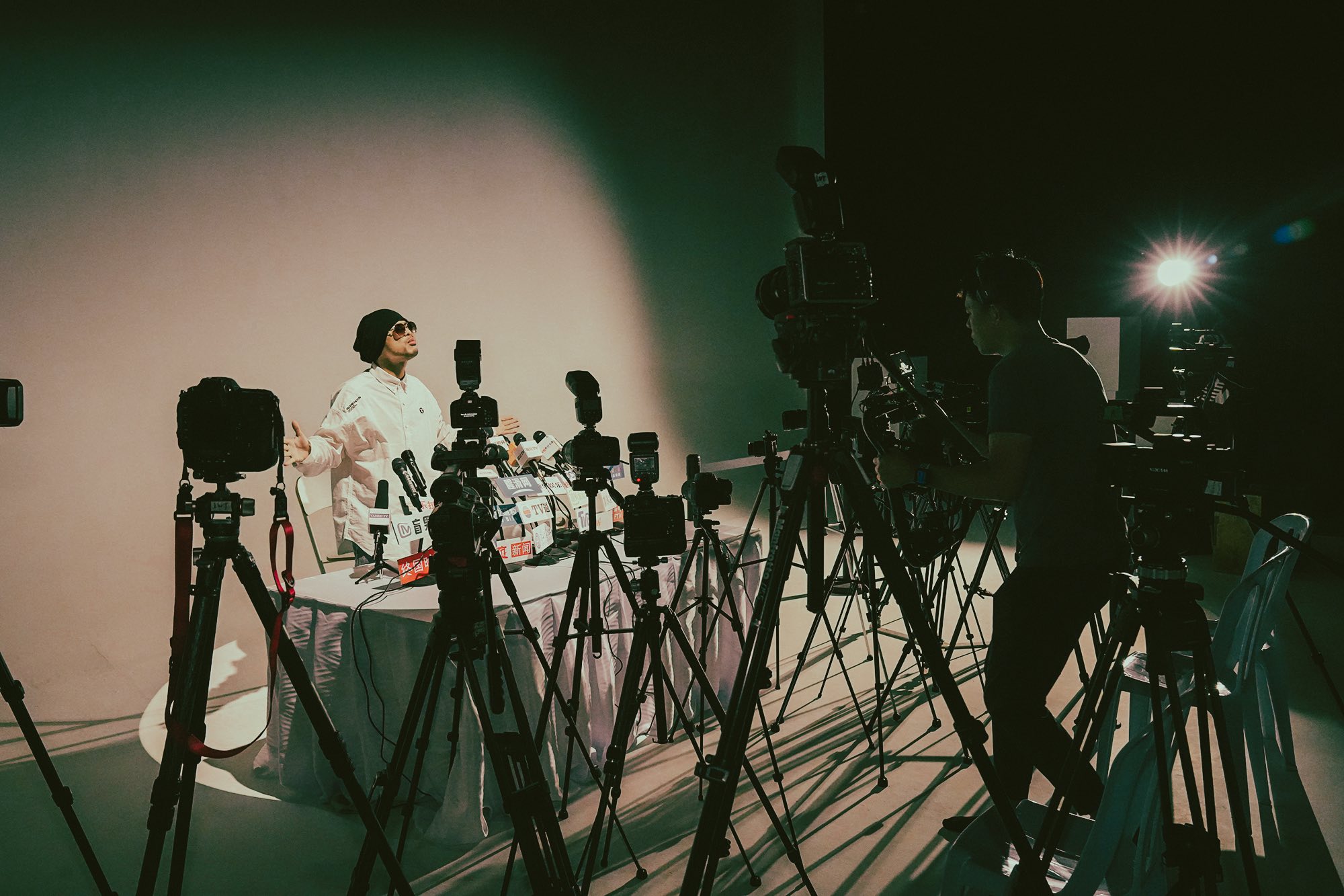 警方證實黃明志短暫獲釋直至26日，以等待謝的解剖報告出爐，警方還透露黃在保釋前要求去醫院做詳細身體檢查。（翻攝自臉書@Namewee 黃明志）