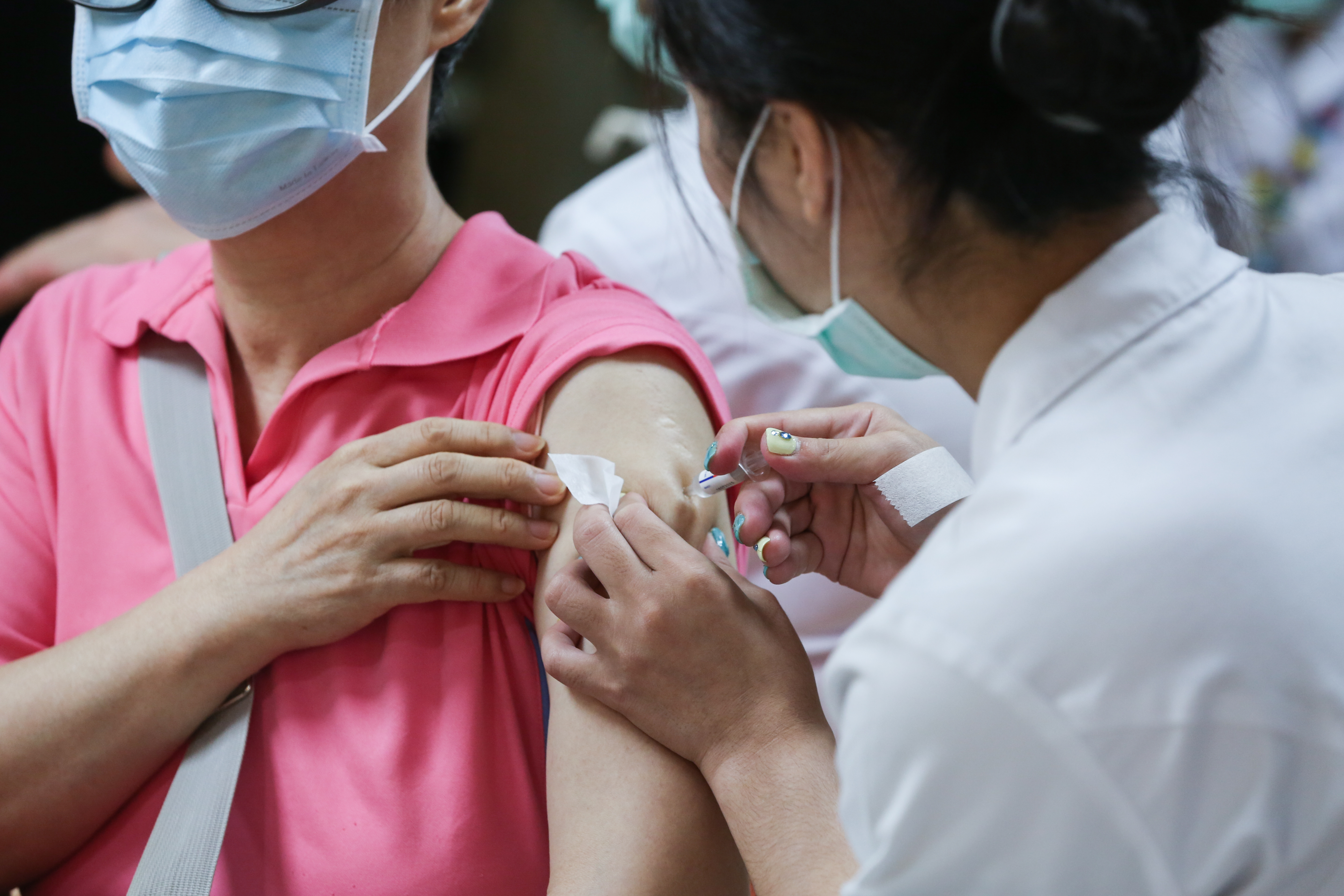 薛瑞元晚表示，台北施打率比去年高，但也強調台北確實仍比較落後，喊話加緊施打疫苗，別糾結疫苗廠牌。（本刊資料照）