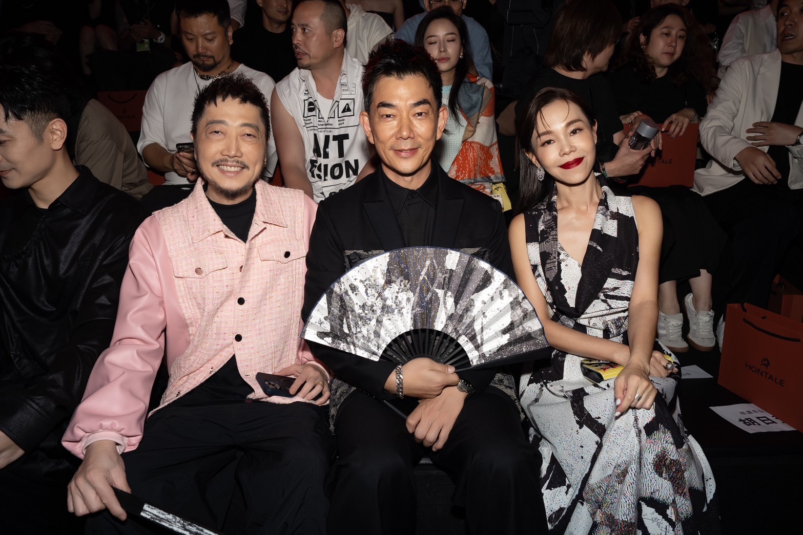 小蟲（左起）、任賢齊、彭佳慧出席潘怡良北京的時裝秀。（銀晨實業提供）