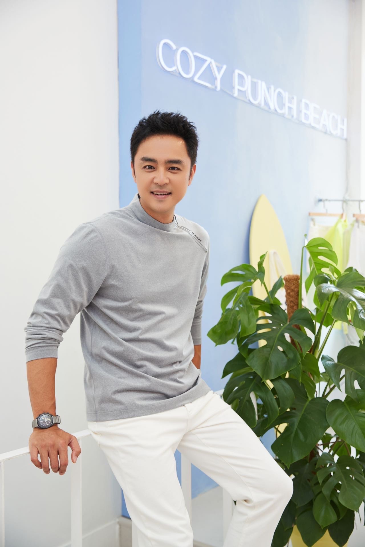 明道保養得很好,以一身灰白撞色搭配亮相,簡約休閒,展現出鬆弛雅緻的帥氣型格。(COZY PUNCH提供)
