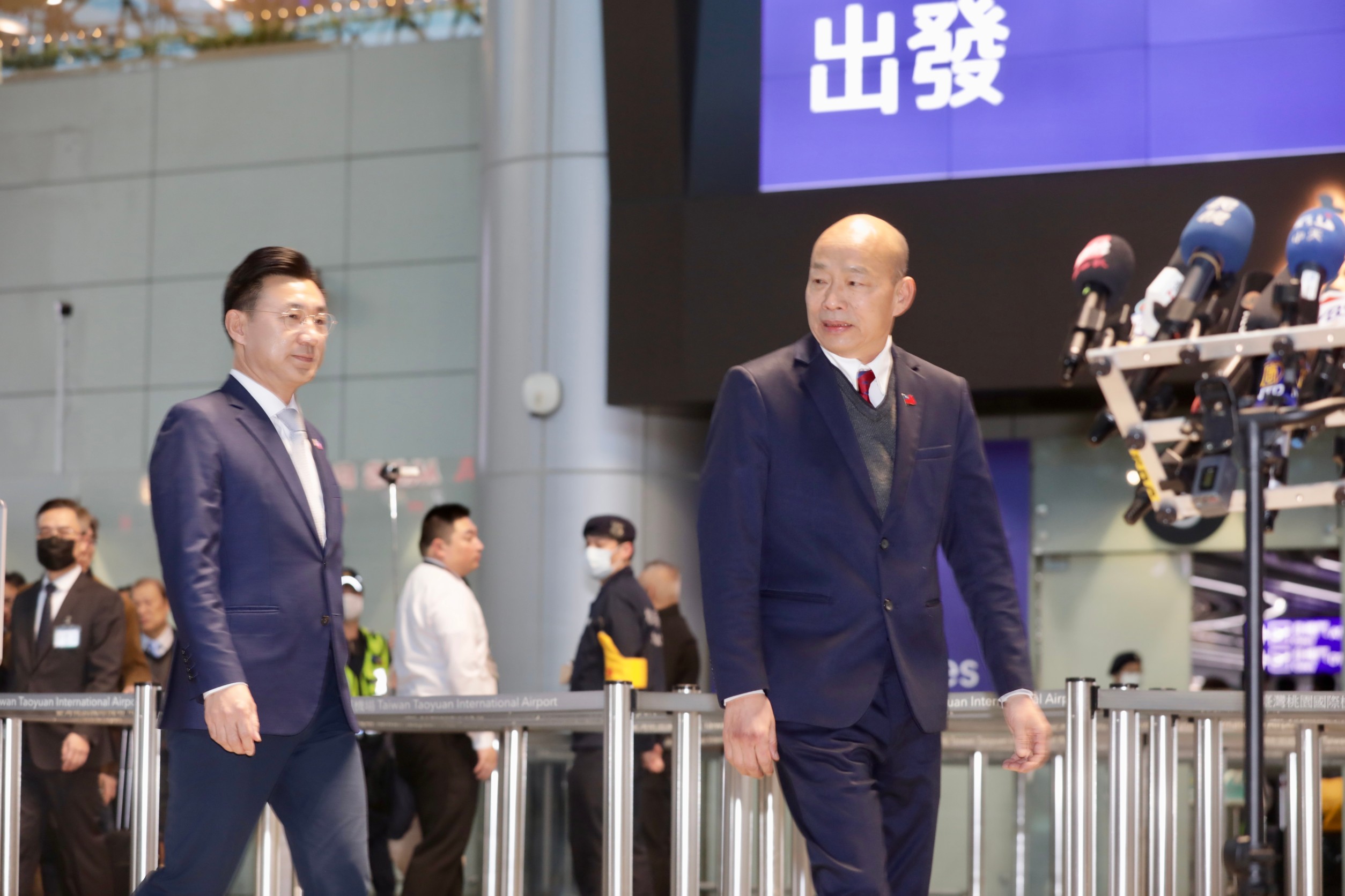 韓國瑜18日率跨黨派立委赴美參加川普就職典禮，行前在桃園機場致詞。