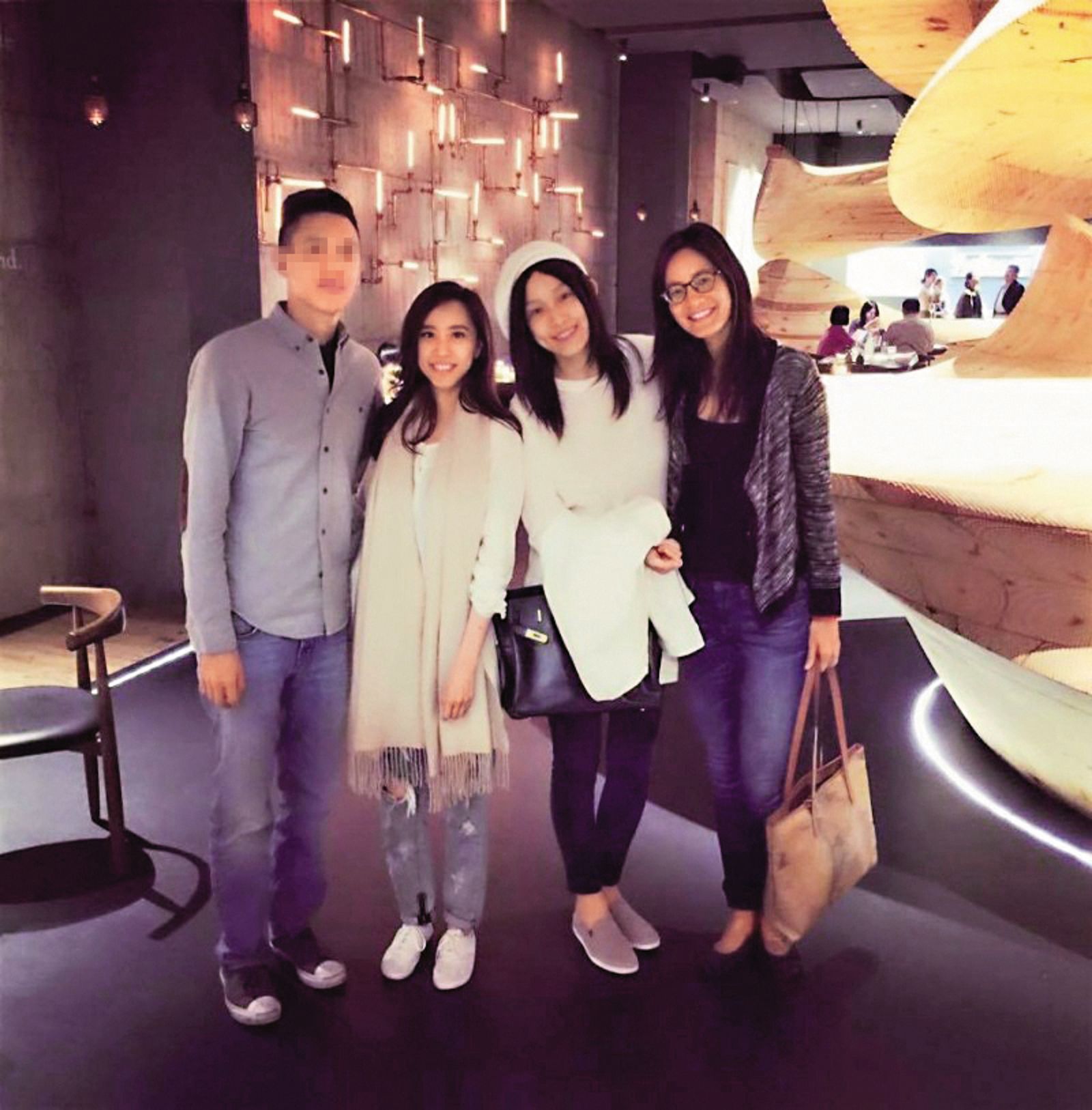 10年前,范瑋琪(右二)就曾po出劉容嘉(左二)及其男友(左一)合照,還稱他們是「賢伉儷」,讓劉容嘉被誤以為已婚。右一為Janet。(翻攝自范瑋琪臉書)