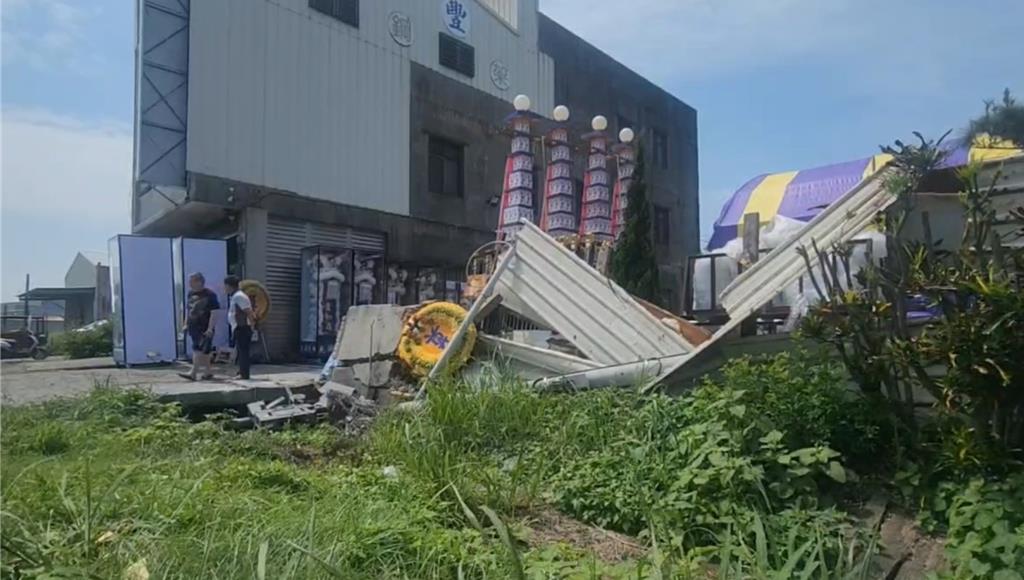 20歲黃姓男子駕駛大貨車在喪宅前撞死前往弔唁的周姓婦人，並撞倒喪宅外的花圈。（翻攝畫面）