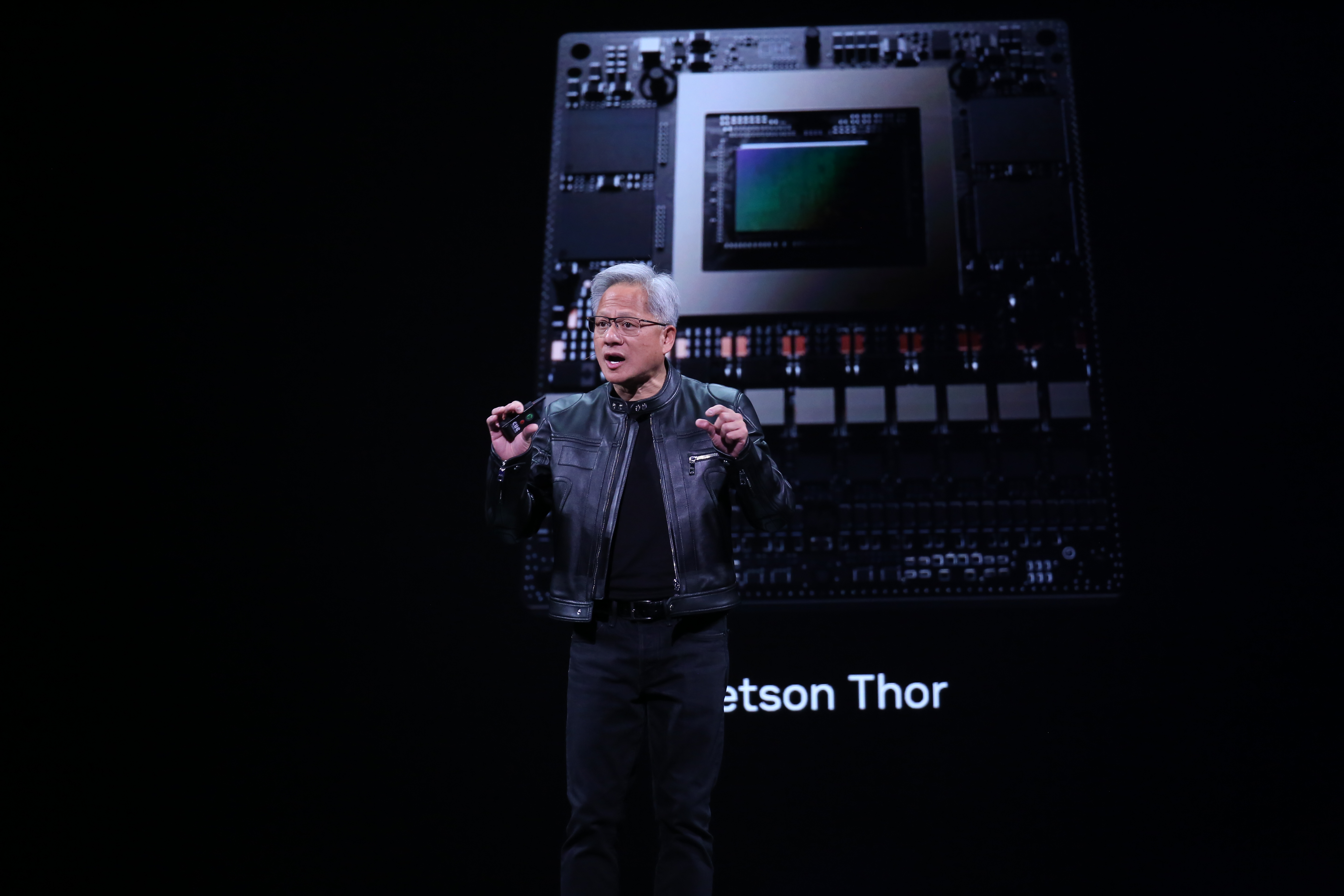 黃仁勳炫風來台，AI話題熱度再起，他強調，機器人將是未來的經濟核心。（鏡報新聞網董孟航）