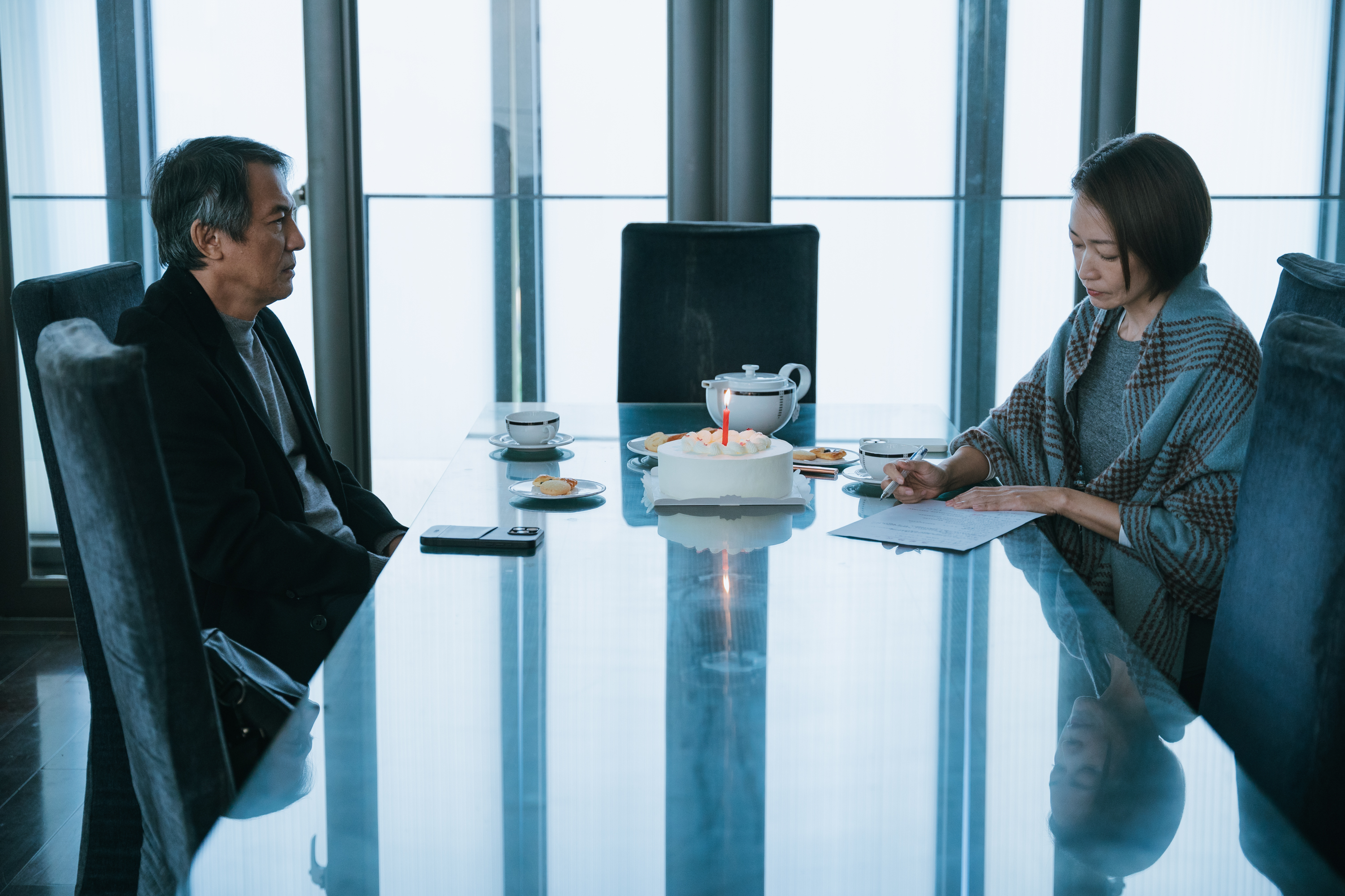 第八集〈反分裂家庭〉裡戴立忍（左）與潘慧如（右）飾演婚姻出問題的台商夫妻。（牽猴子提供）