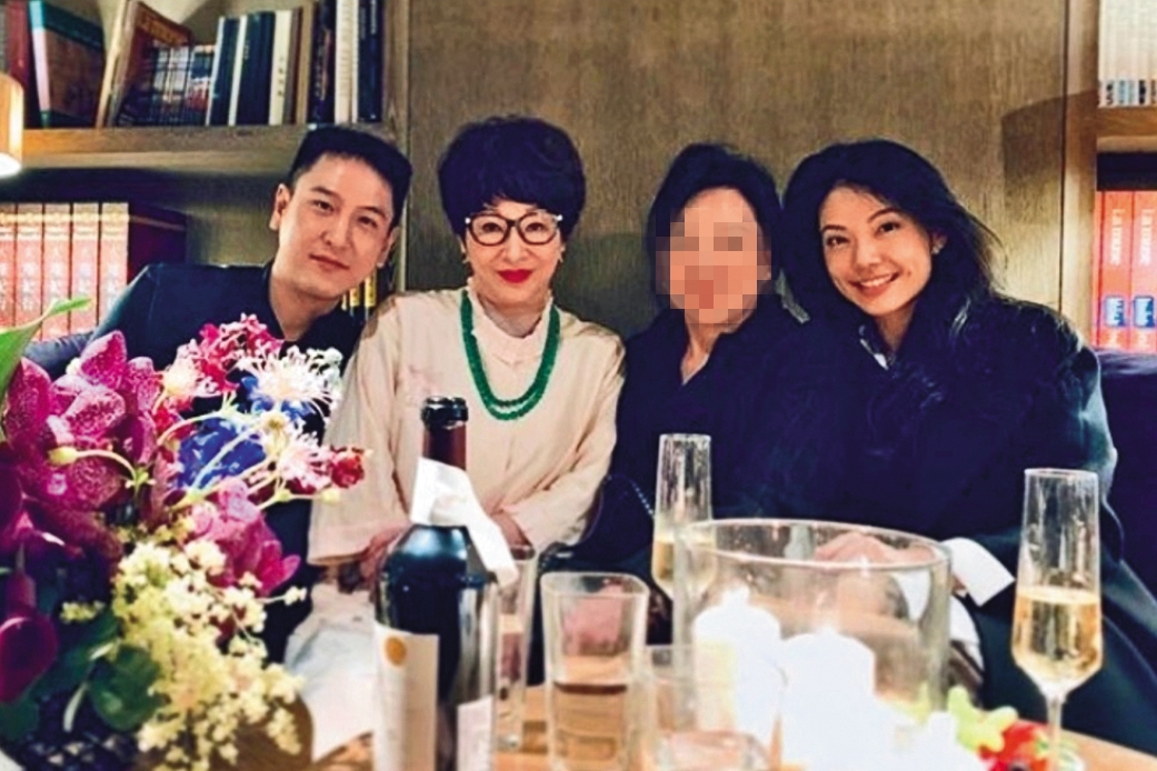 Steven的姐姐陳薇巧(右一)也很有名,個性端莊大方,曾與徐楓(左二)兒子湯珈鋮(左一)傳出結婚。(翻攝自陳薇巧IG)