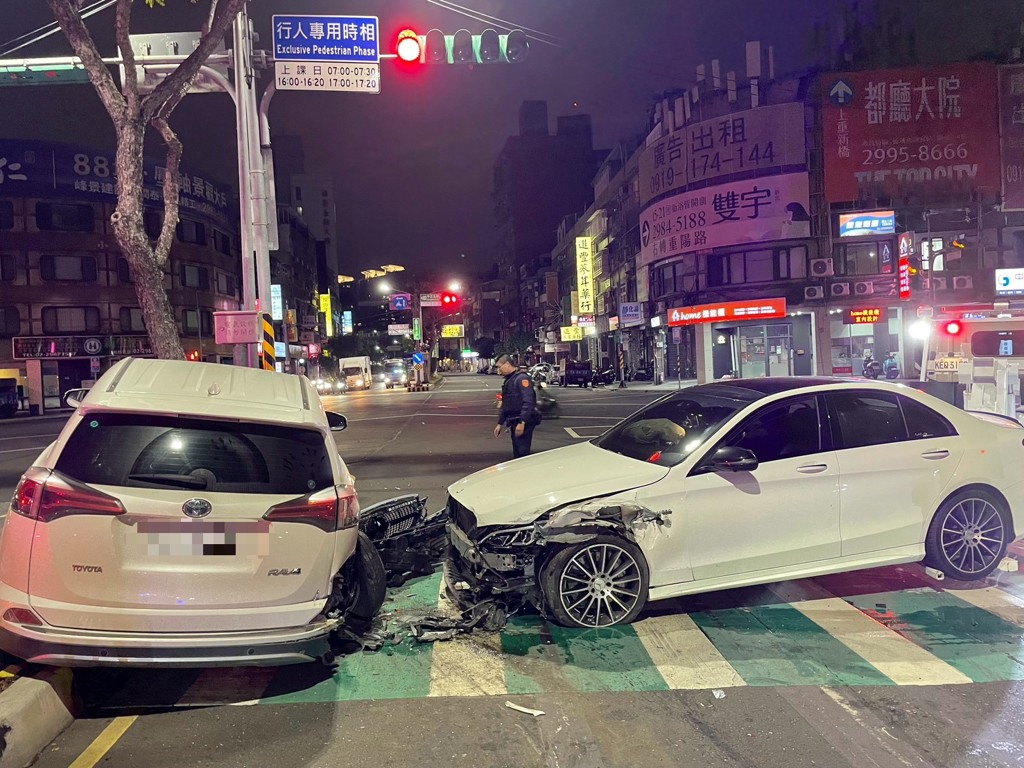 賓士車（右）撞上白色自小客車，車頭嚴撞毀損。（翻攝畫面）