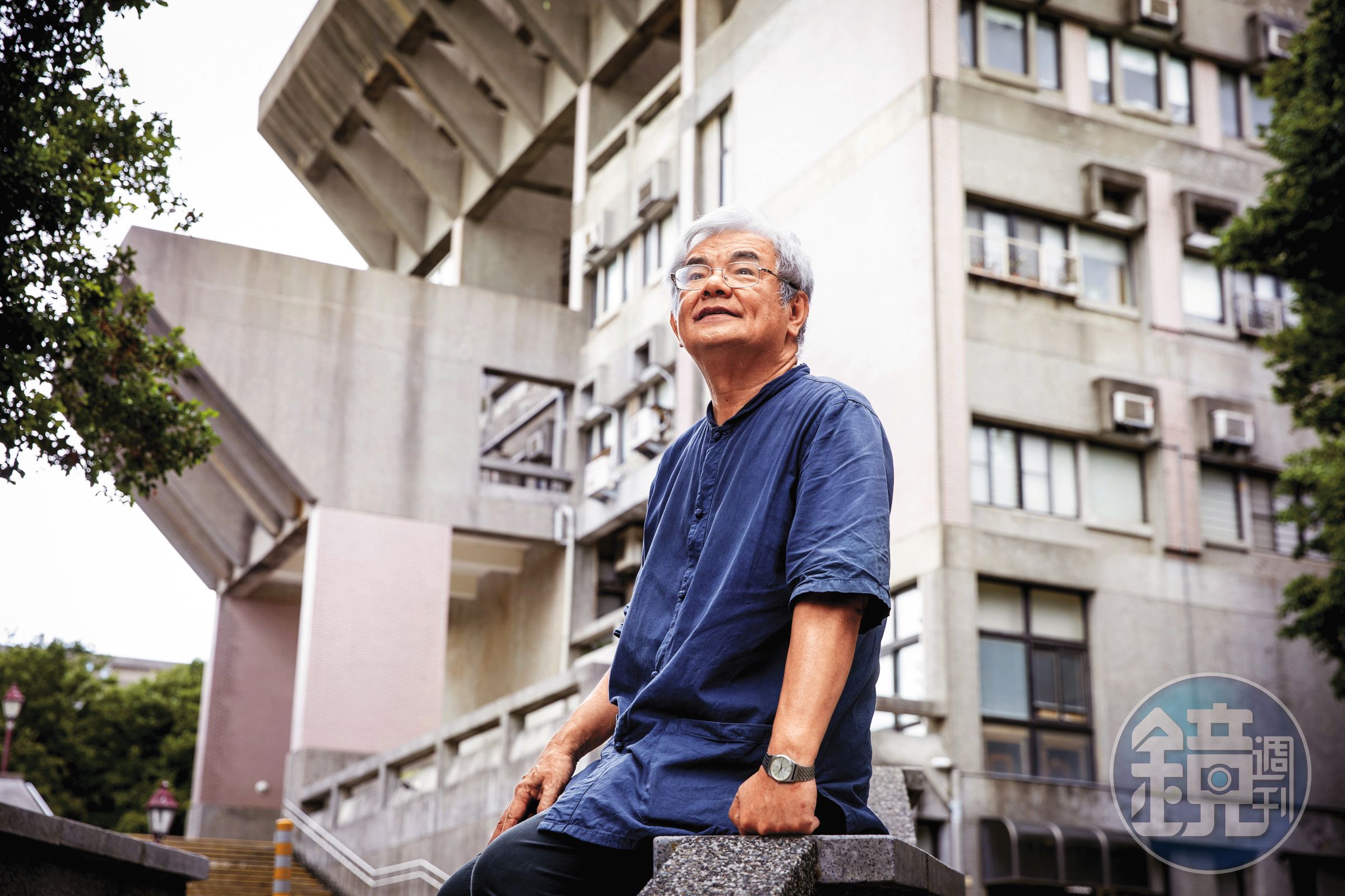 楊儒賓擔任教授的薪水全投入收藏，現在文物全捐清華大學，他說是取之於清華、用之於清華。