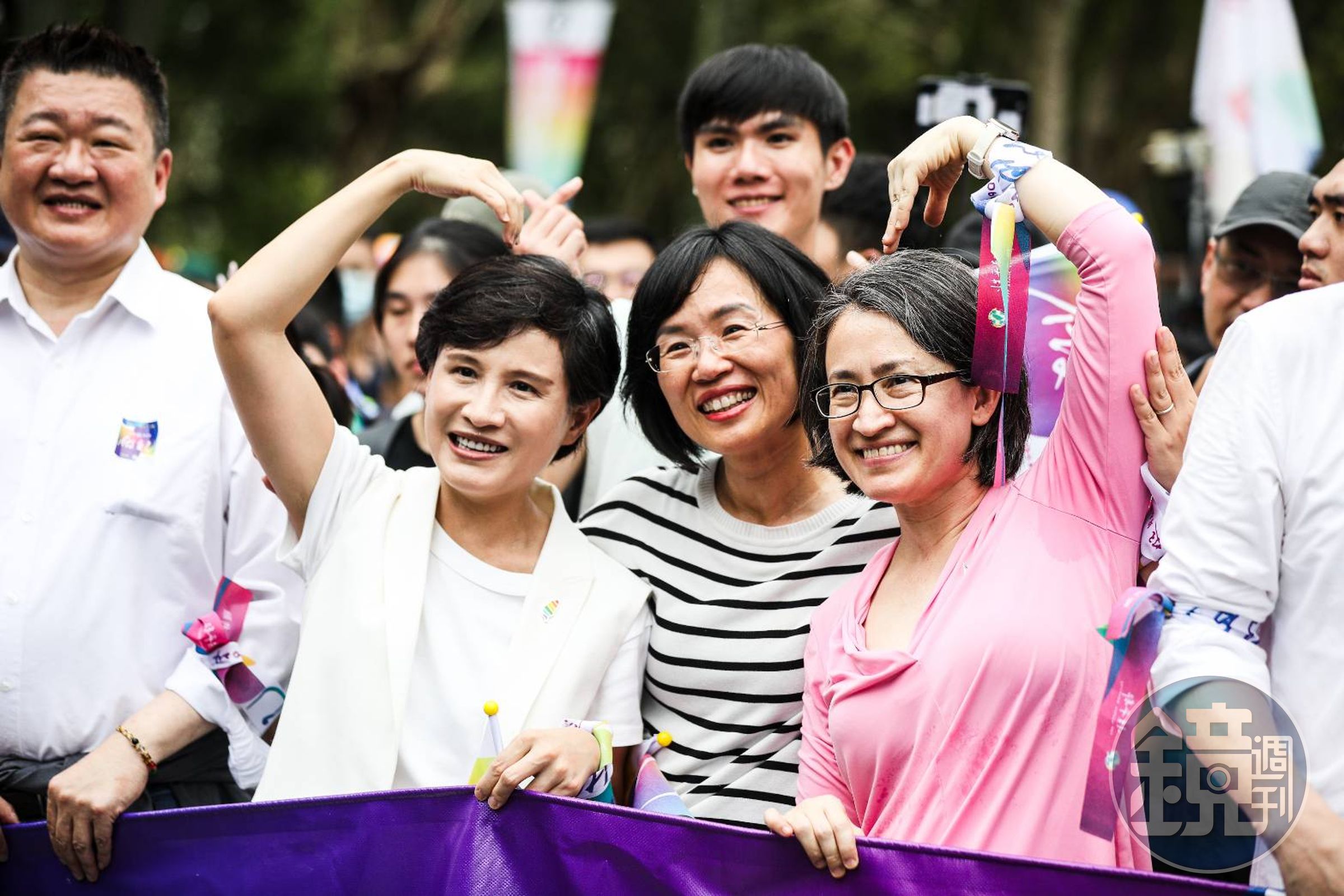 行政院副院長鄭麗君（左起）、民進黨立委蘇巧慧、副總統蕭美琴合體比出愛心圖樣。