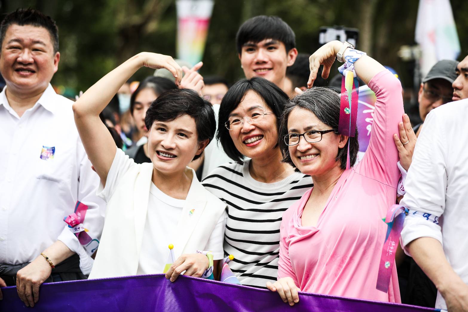 行政院副院長鄭麗君（左起）、民進黨立委蘇巧慧、副總統蕭美琴合體比出愛心圖樣。