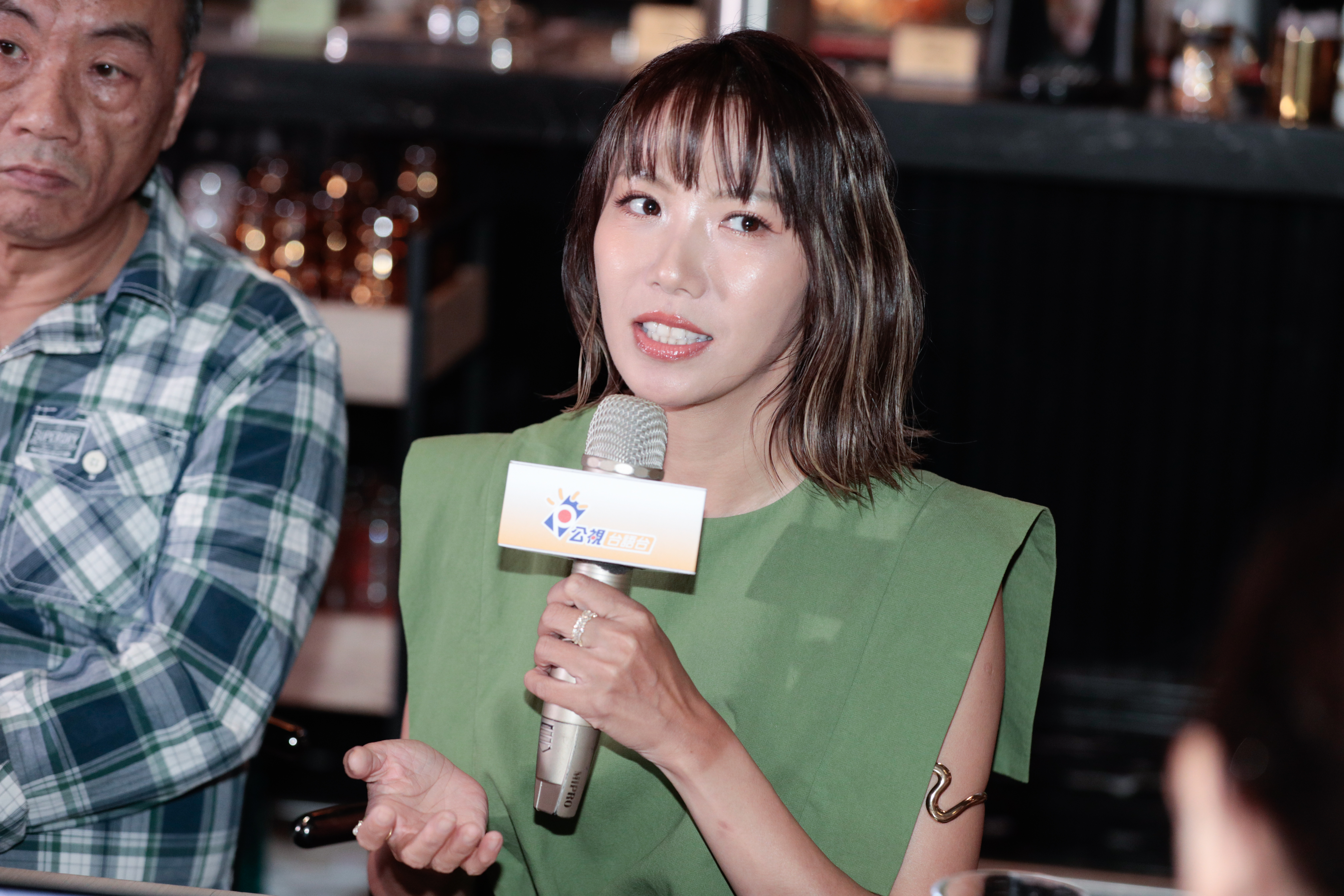 大牙被問到新聞議題分享看法。