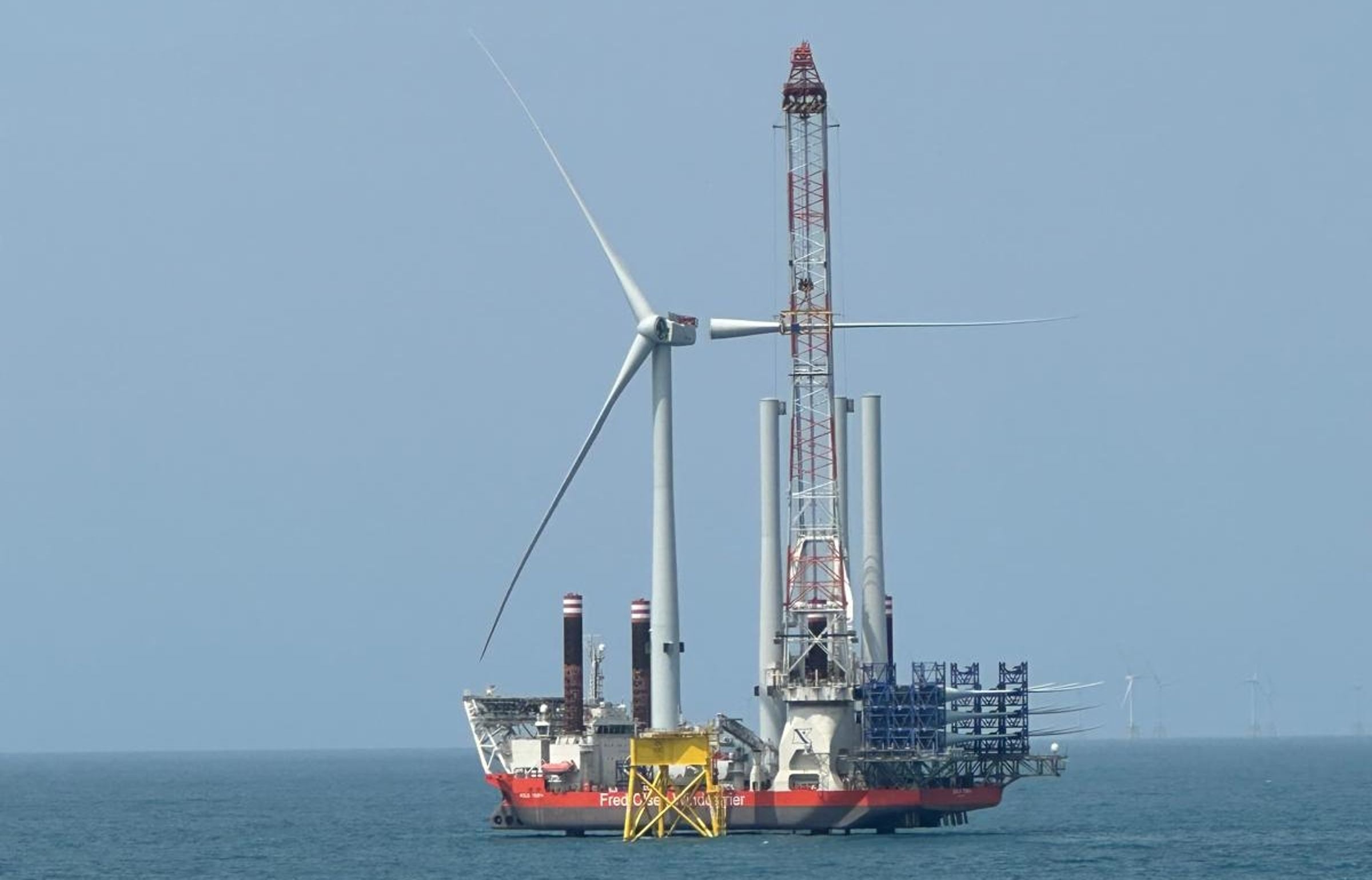 中能風場首座風力發電機已於日前成功完成安裝,風場將持續向2024年底前如期併網的目標邁進。(中能提供)