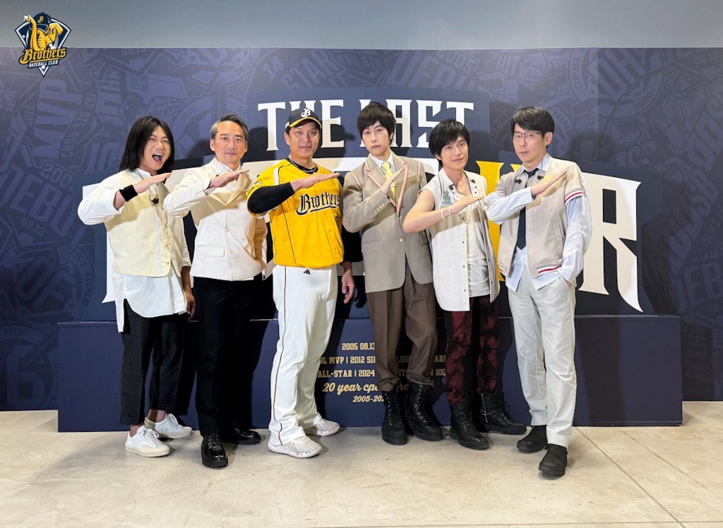 周思齊（左三）即將引退，五月天在大巨蛋活動中獻唱。（翻攝兄弟Fans Club臉書）