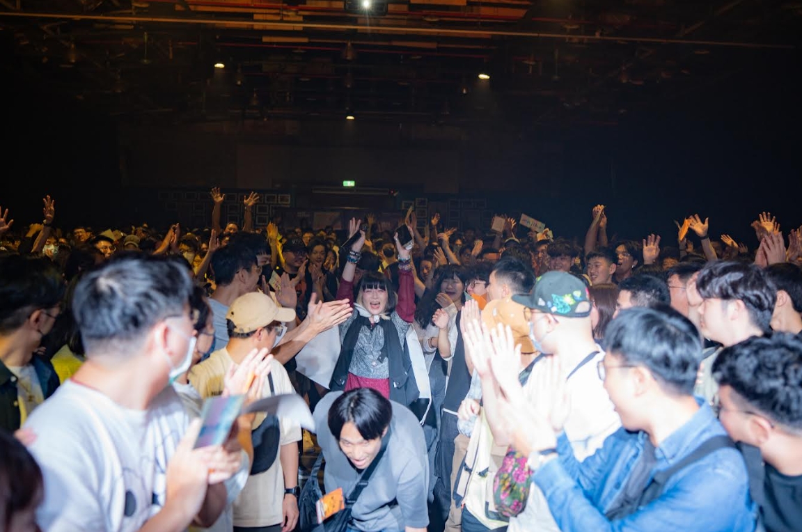 日本歌手majiko身披寫滿粉絲簽名的布條從觀眾席驚喜現身。（寬宏藝術提供）