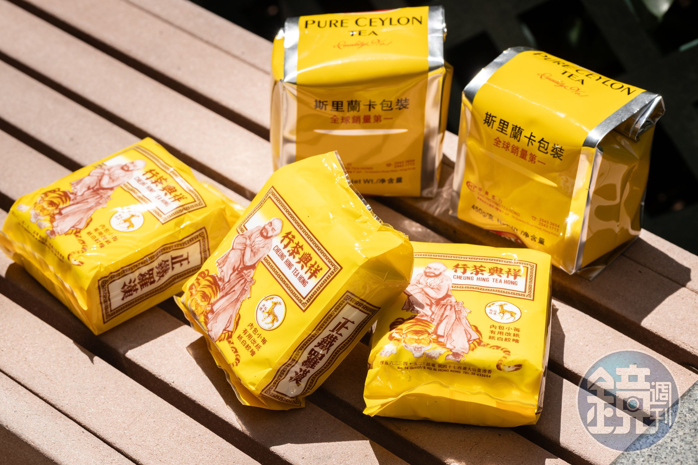 祥興自有品牌的「鐵羅漢」（前，港幣50元／包），上頭印著蝠鹿商標，後方為「錫蘭紅茶」（港幣110元／磅）。