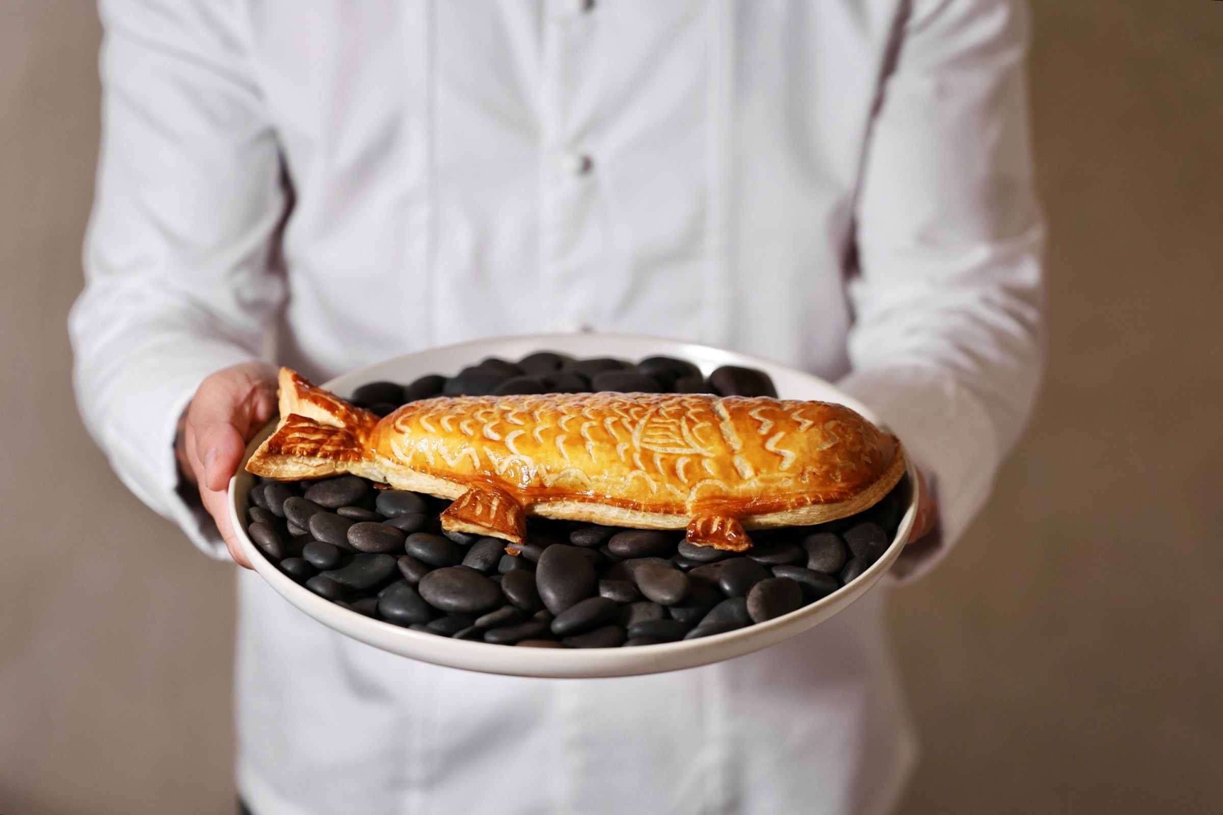 迎接母親節,「Golden」餐廳端出做工繁複的法式烤魚慰勞媽媽。(3,480元/份,Golden提供)