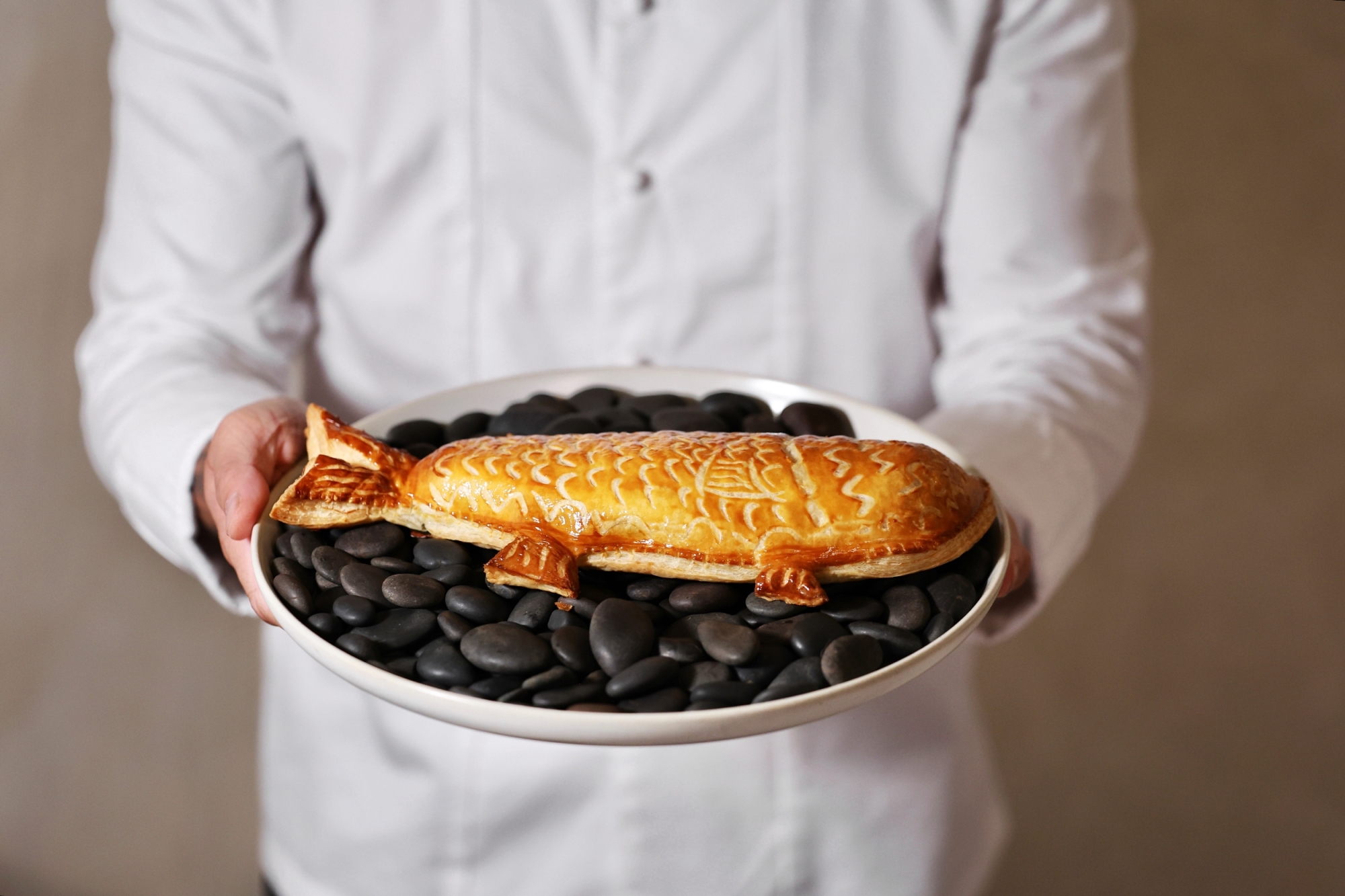 迎接母親節，「Golden」餐廳端出做工繁複的法式烤魚慰勞媽媽。（3,480元／份，Golden提供）