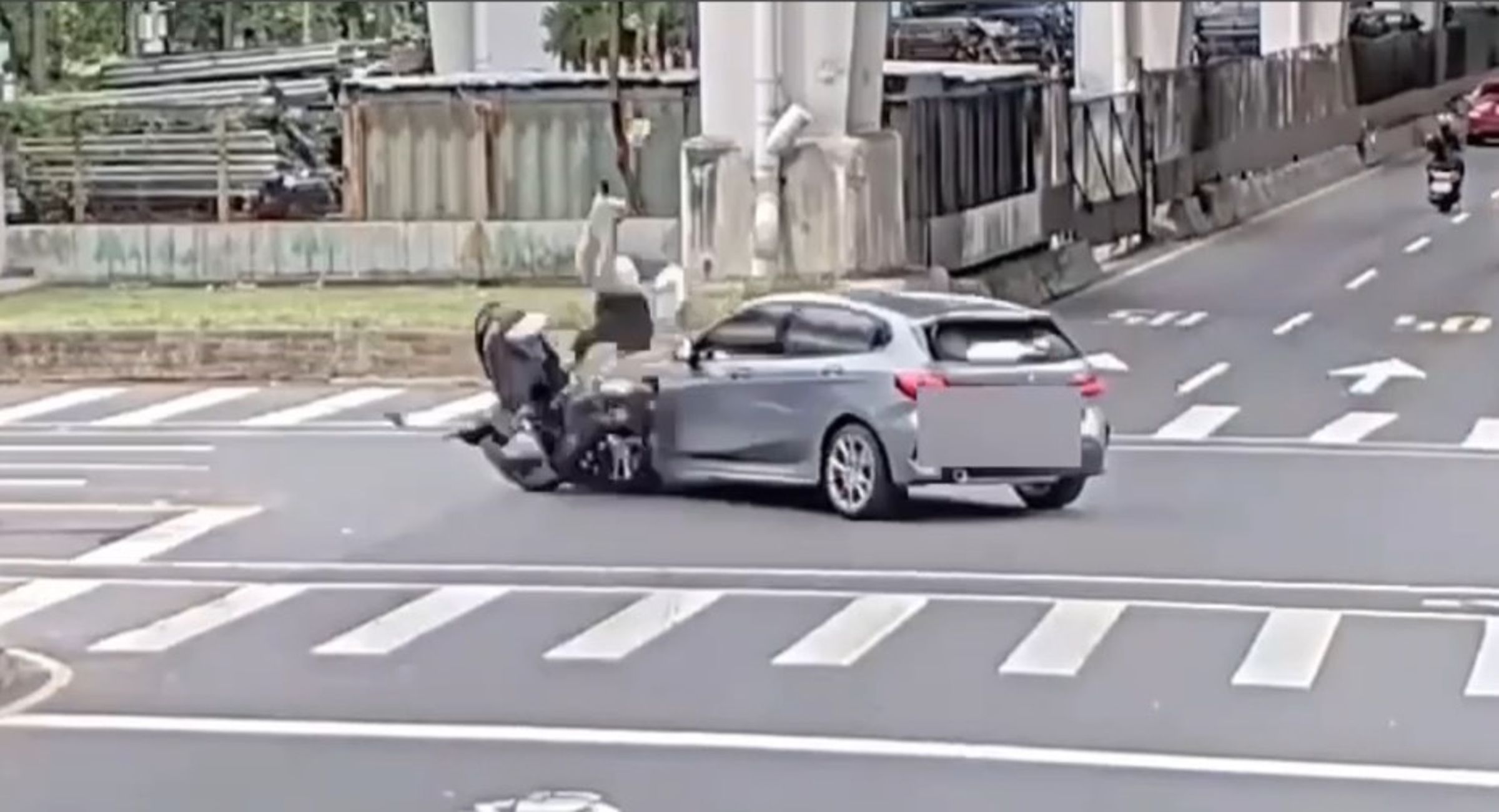 孫男駕駛BMW轎車鬼切至內側車道欲左轉,直行的機車騎士當場被撞飛。翻攝畫面