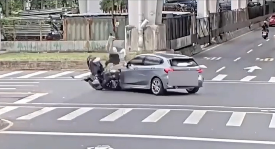 孫男駕駛BMW轎車鬼切至內側車道欲左轉，直行的機車騎士當場被撞飛。翻攝畫面