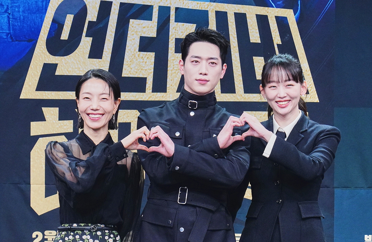 徐康俊（中）睽違三年與金新綠（左）、秦基周（右）攜新劇《臥底高中》回歸，笑說還在適應變化，「就連比愛心手勢都是第一次。」（friDay影音提供）