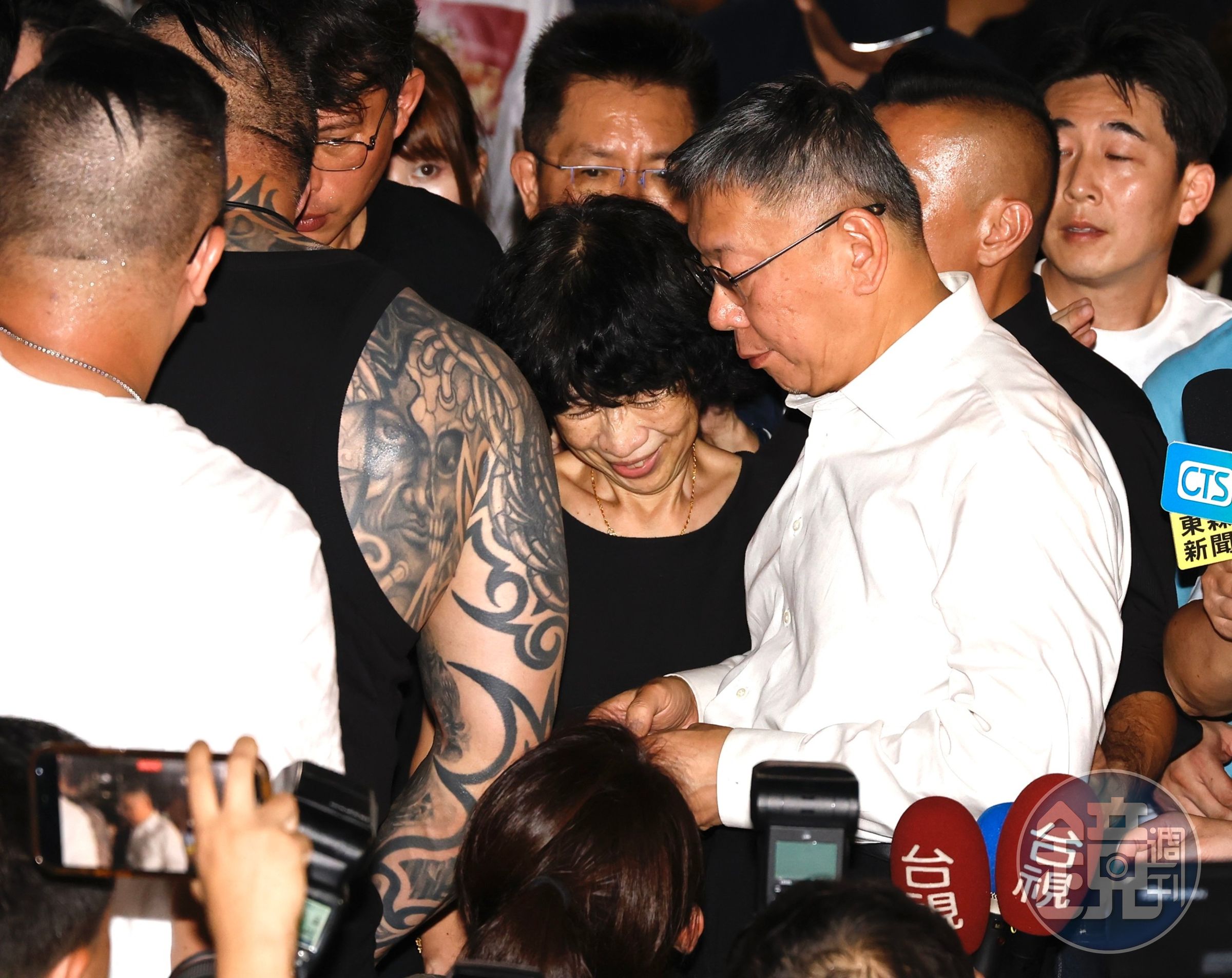 法院今日凌晨裁定民眾黨主席柯文哲(白色襯衫者)無保請回,柯步出法院被支持者包圍。