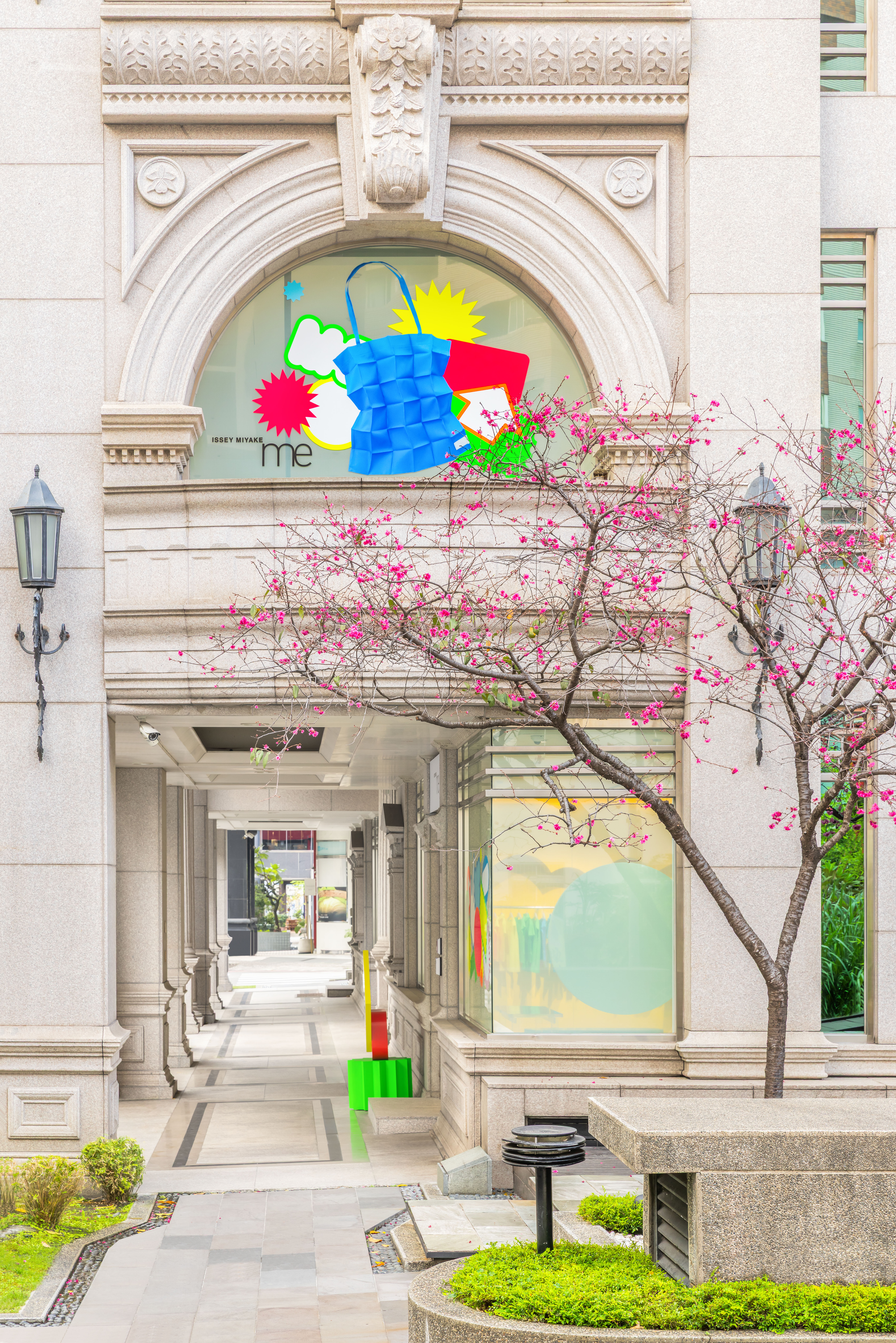 me ISSEY MIYAKE「NEON POP」期間限定快閃店開至本月底。(君梵提供)