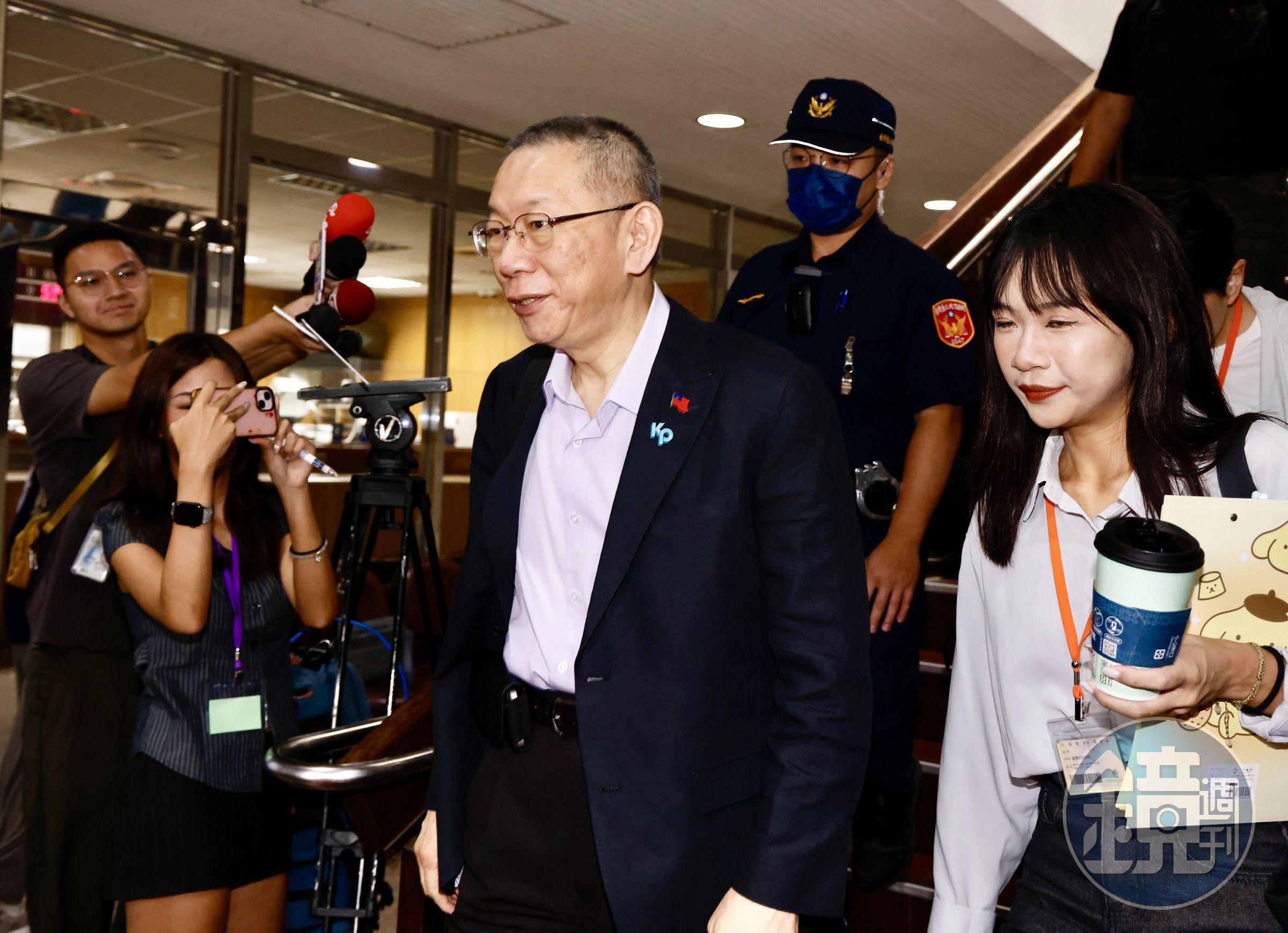 民眾黨前主席今出庭,高院針對檢察官抗告認為柯文哲應羈押案已分案,最快週五裁定。