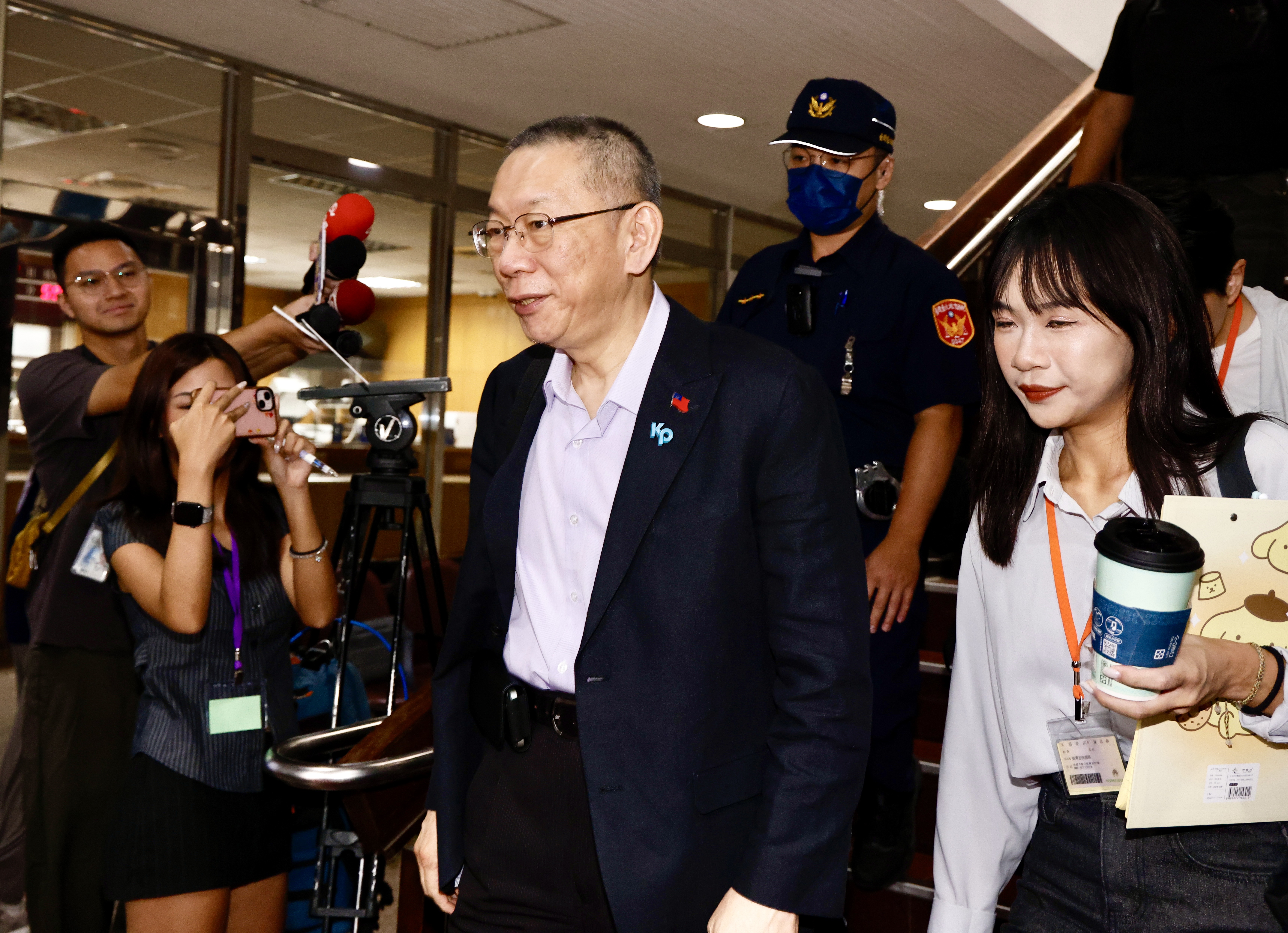 民眾黨前主席今出庭，高院針對檢察官抗告認為柯文哲應羈押案已分案，最快週五裁定。