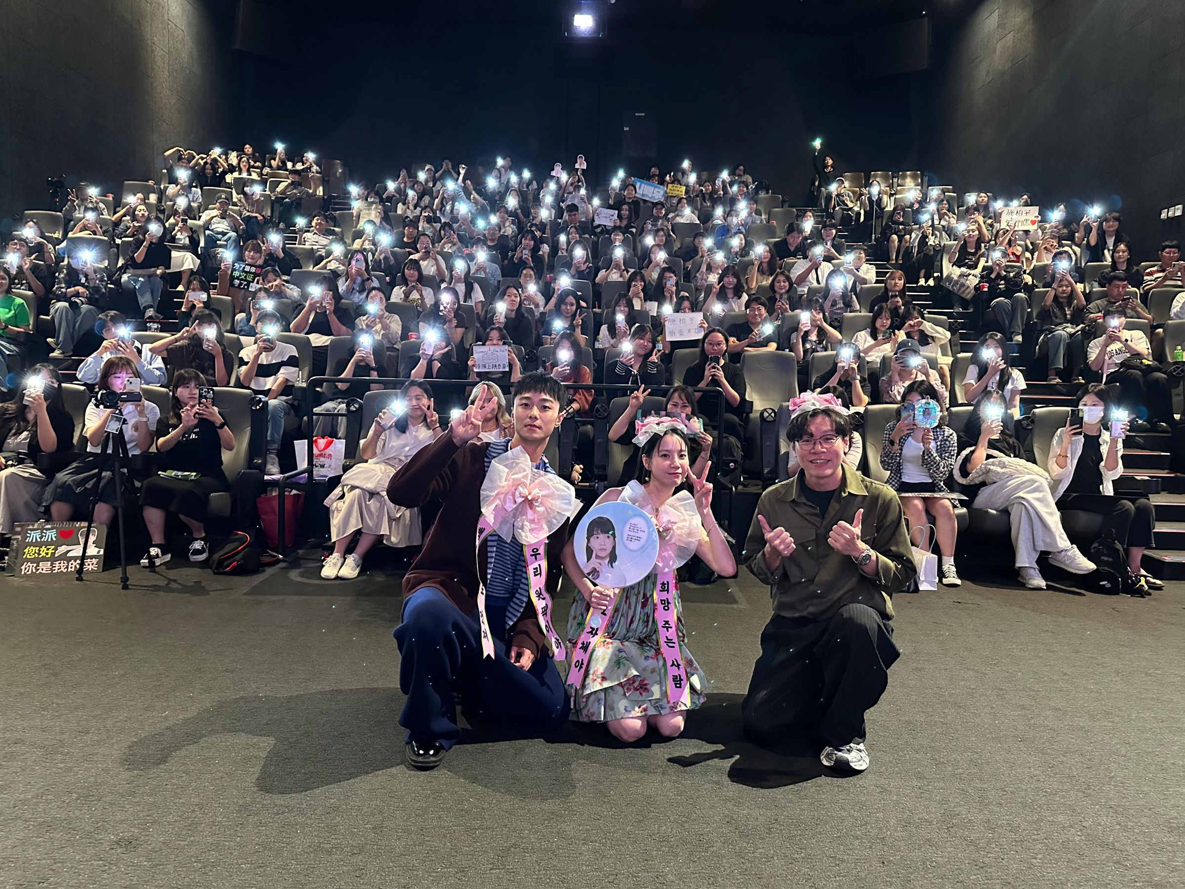 韓國粉絲送上BLACKPINK限量聯名週邊,施柏宇為此樂不可支。(施柏宇工作室提供)