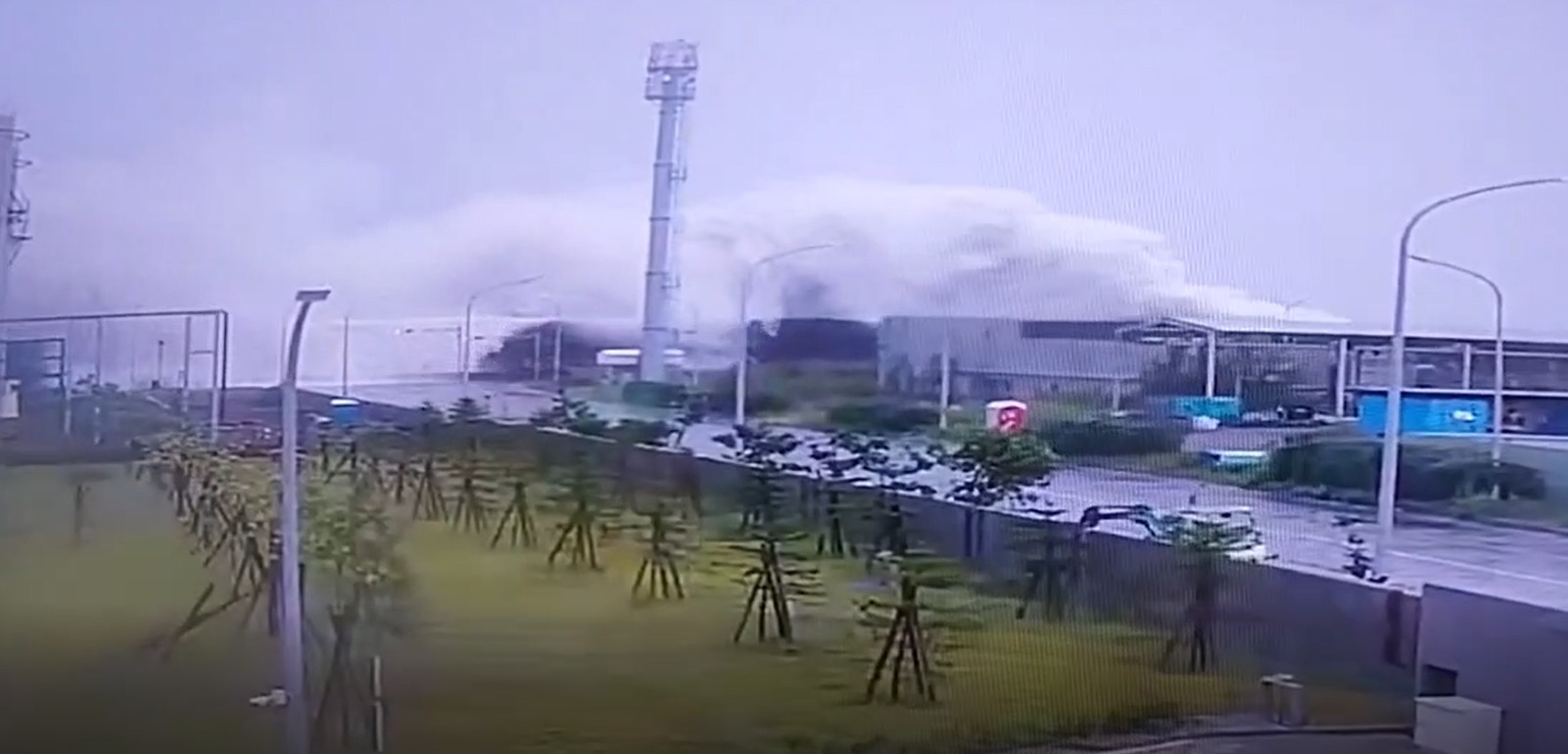 山陀兒今天中午登陸小港，小港區掀起驚人巨浪。（翻攝自記者爆料網）