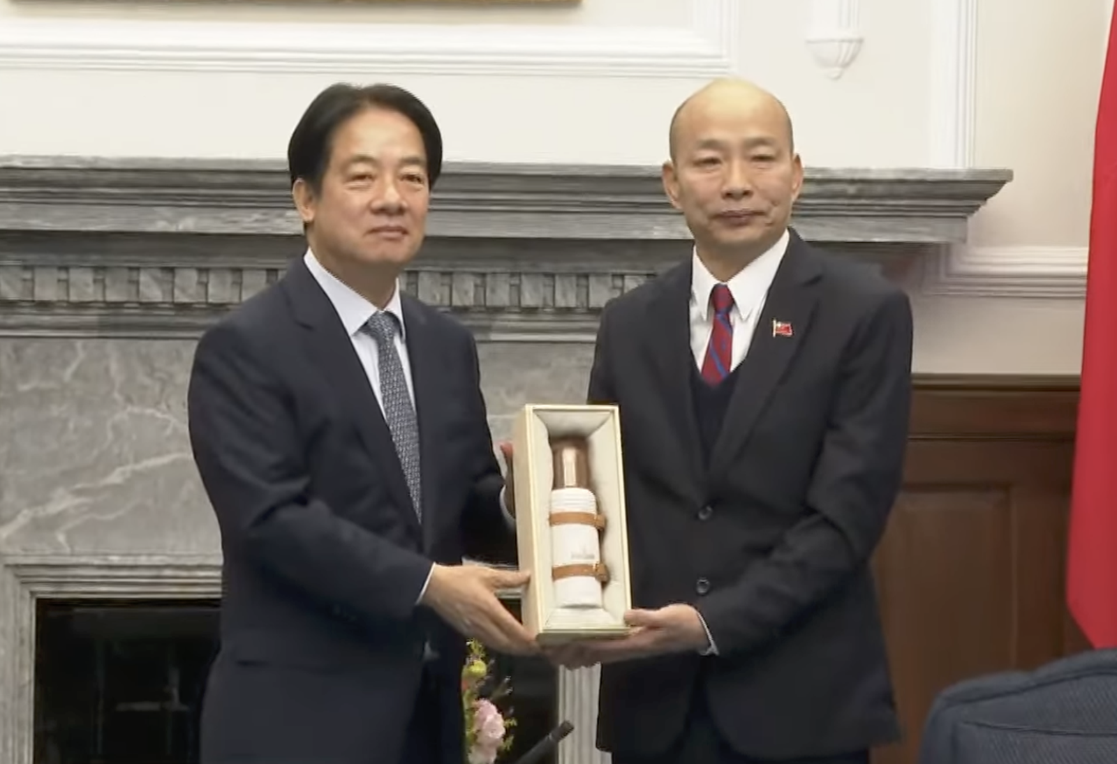 賴清德贈送出訪禮物保溫瓶、暖暖包給韓國瑜。（翻攝總統府YouTube頻道）
