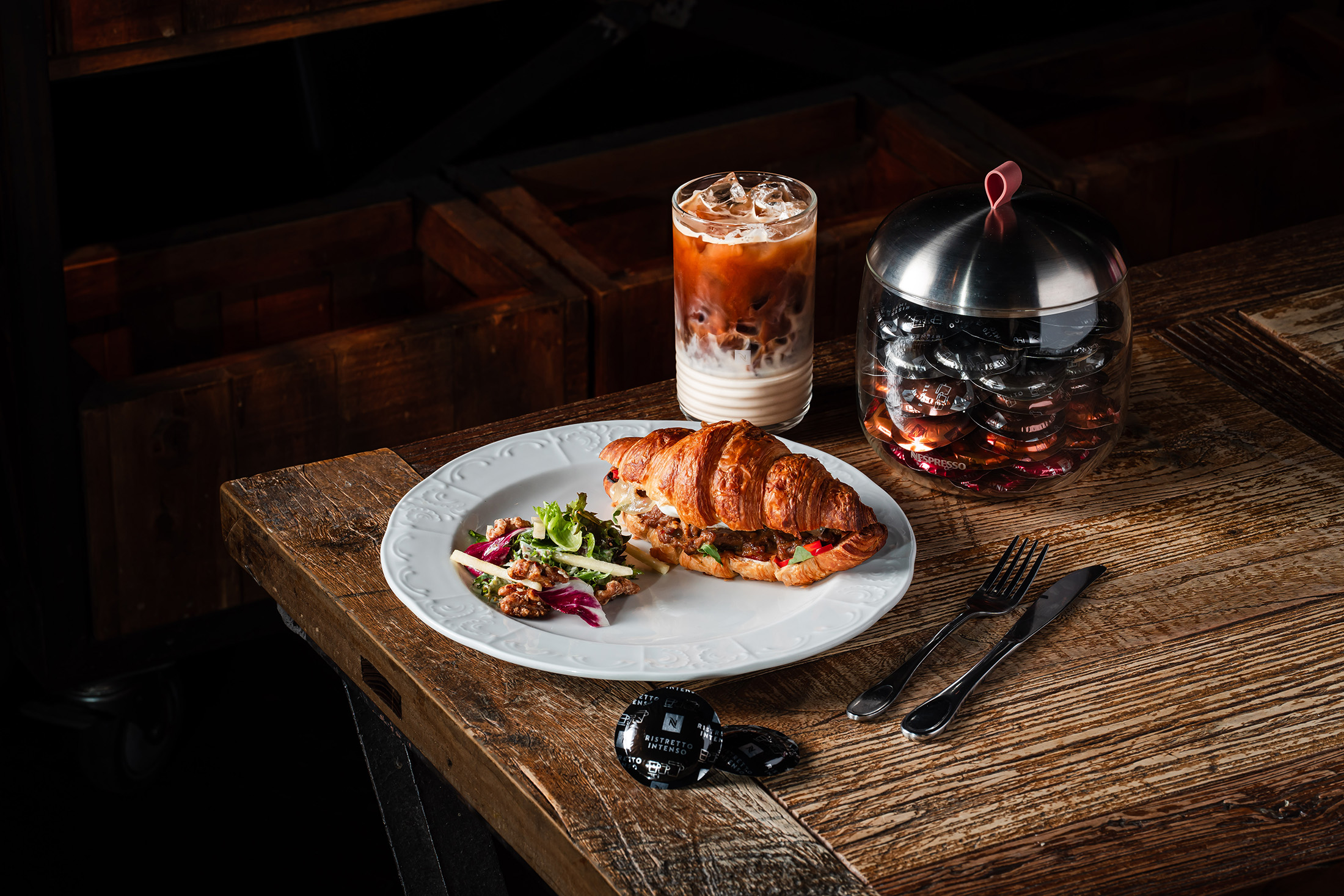 由米其林一星餐廳「de nuit」主廚古俊基設計的創意早餐，從即日起至10月6日在全台三間「樂子」美式早午餐限量供應。（Nespresso提供）