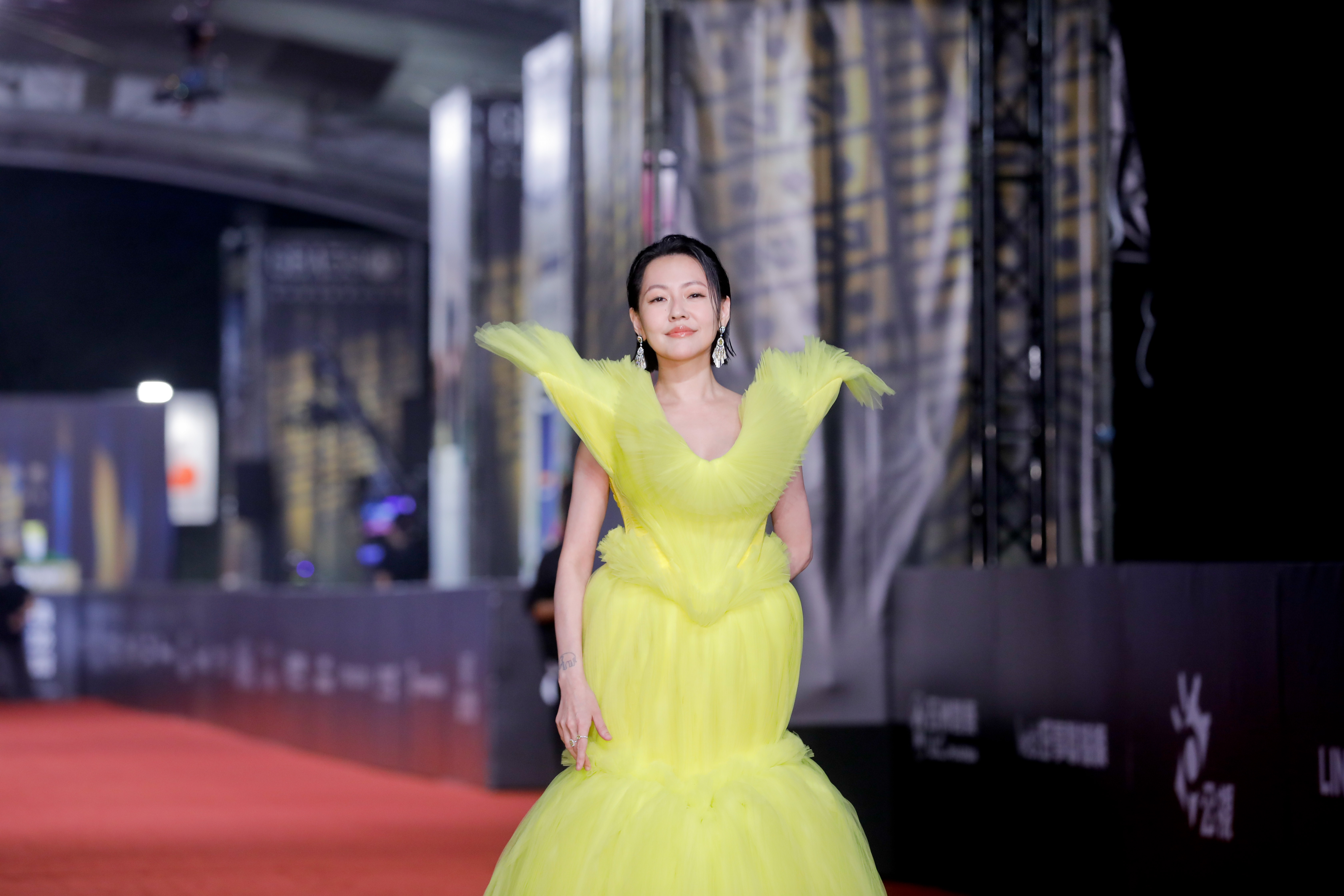 小S一身鮮黃色鳳梨形狀禮服，讓網友驚嚇不已，引起大肆討論。