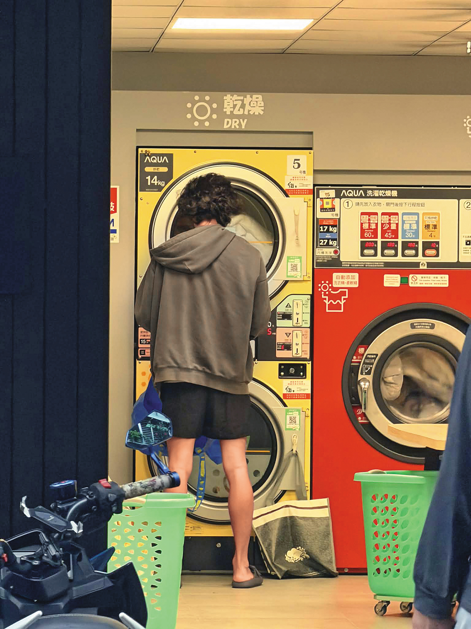 17：25 朱軒洋在住處附近自助洗衣，過著沒有明星架子的平實生活。