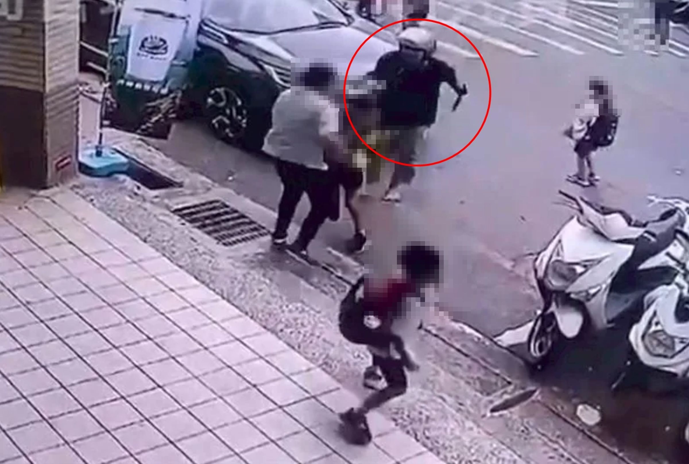 48歲邱姓凶嫌（紅圈）持刀隨機砍傷3人，他被警方逮捕後拒絕「夜間訊問」。（翻攝畫面）