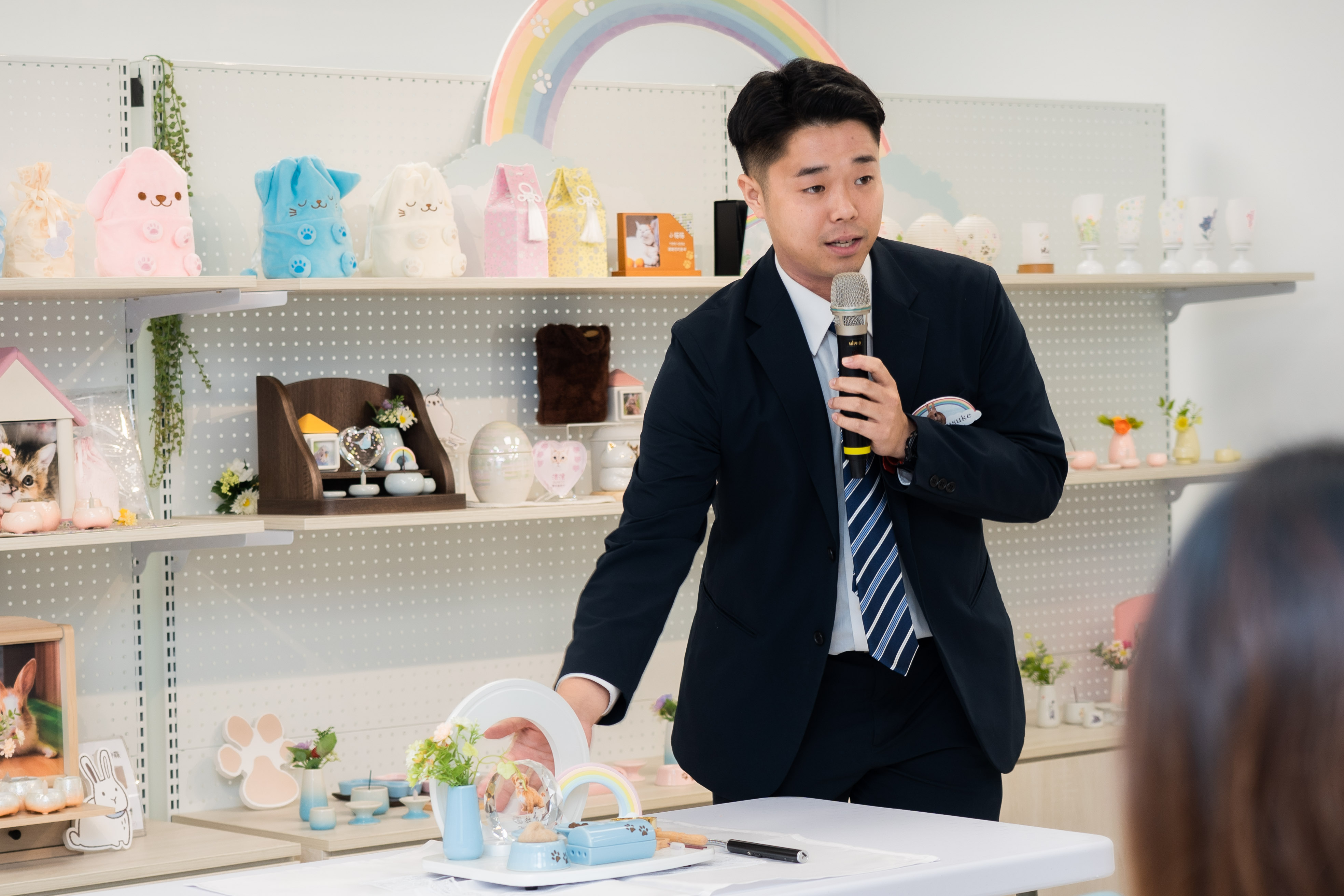DEARPET毛寶貝回憶店在台分公司經理人仁部幸亮在記者會現場示範寵物祈念儀式。（DEARPET毛寶貝回憶店提供）