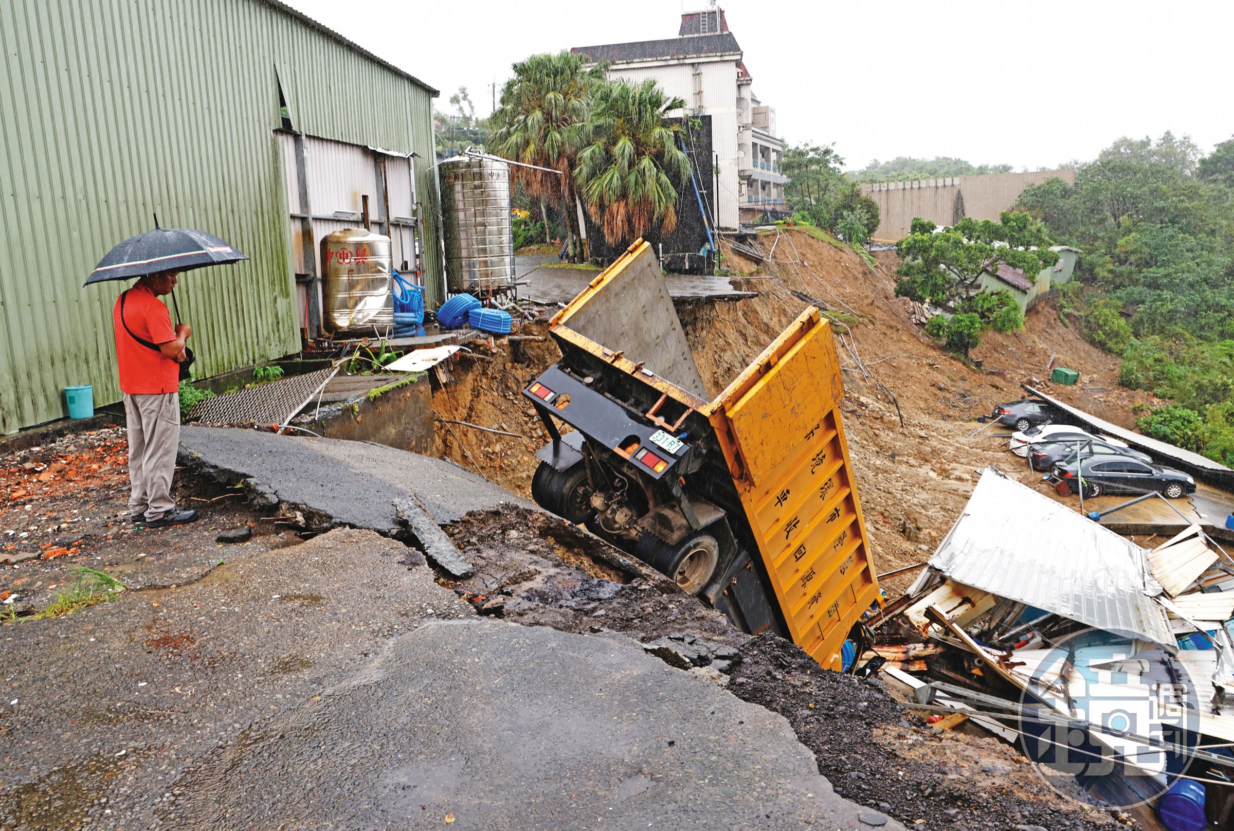 山陀兒颱風暴雨過後，基隆天外天焚化爐清潔大樓旁的邊坡發生嚴重土石流，現場一片狼藉。