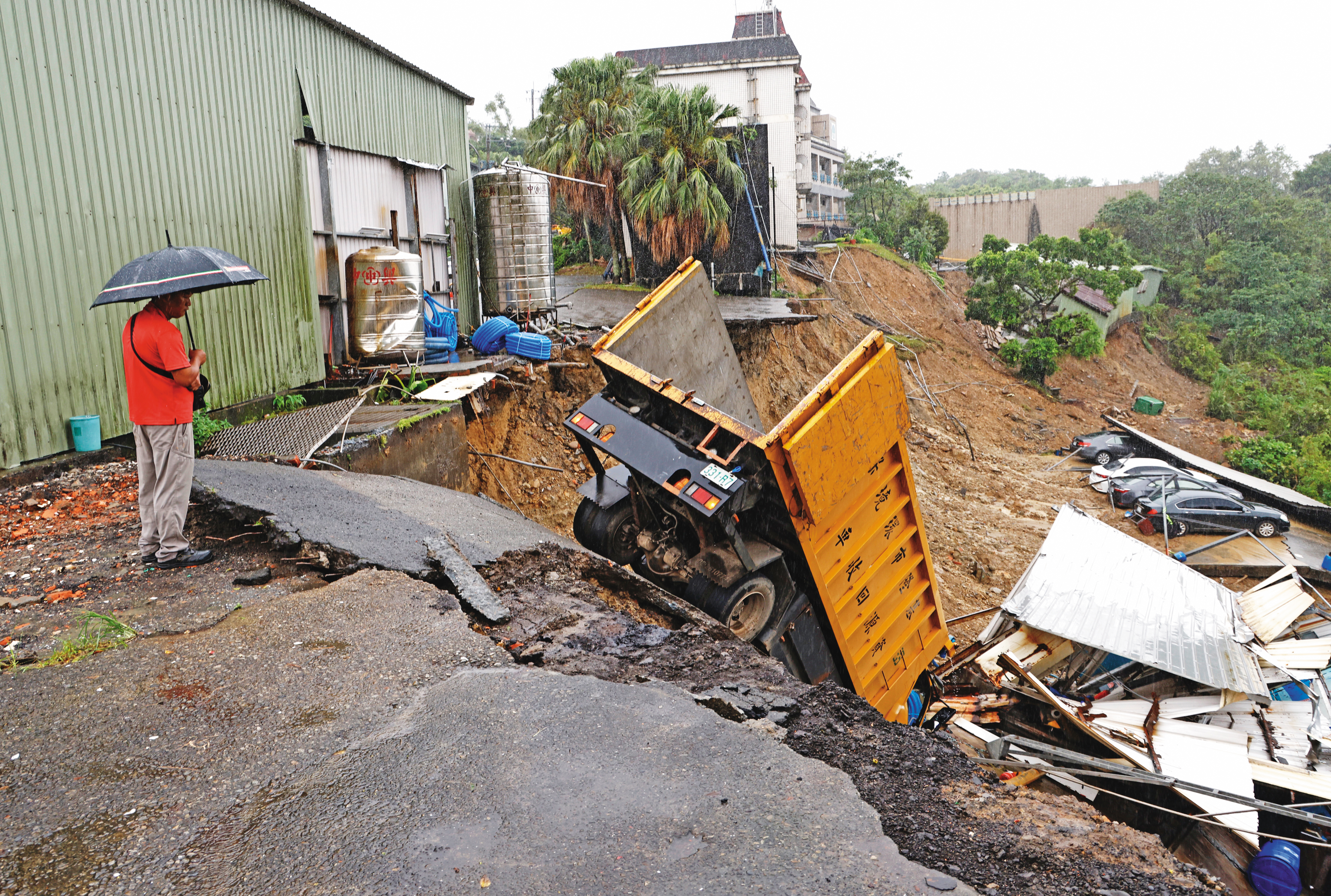 山陀兒颱風暴雨過後,基隆天外天焚化爐清潔大樓旁的邊坡發生嚴重土石流,現場一片狼藉。