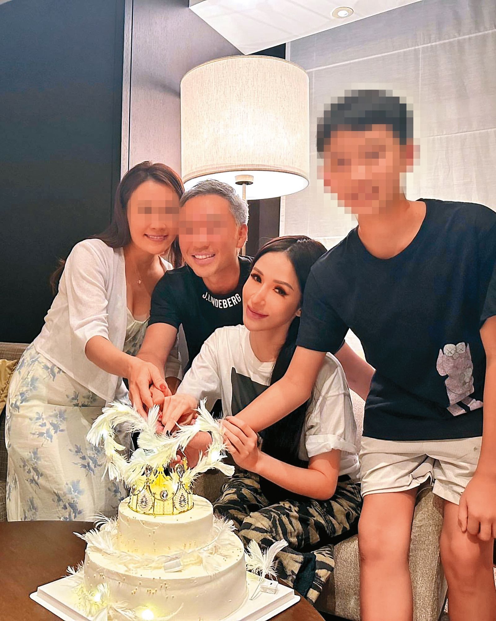 傳出蕭亞軒（右二）現在住的地方是她弟弟（左二）的房子，有鄰居爆料她的新家一直沒心力裝潢。（翻攝自蕭亞軒IG）