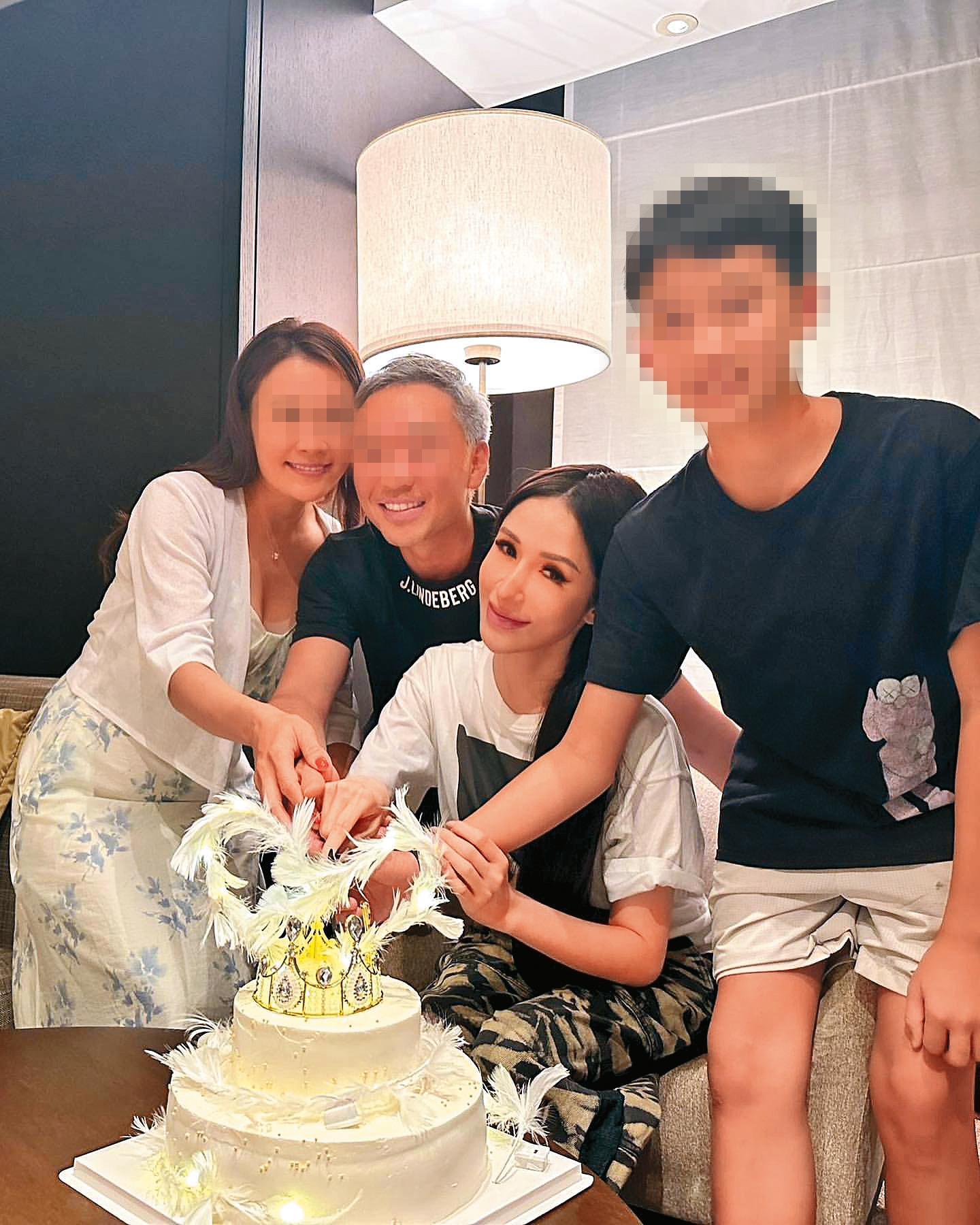 傳出蕭亞軒（右二）現在住的地方是她弟弟（左二）的房子，有鄰居爆料她的新家一直沒心力裝潢。（翻攝自蕭亞軒IG）