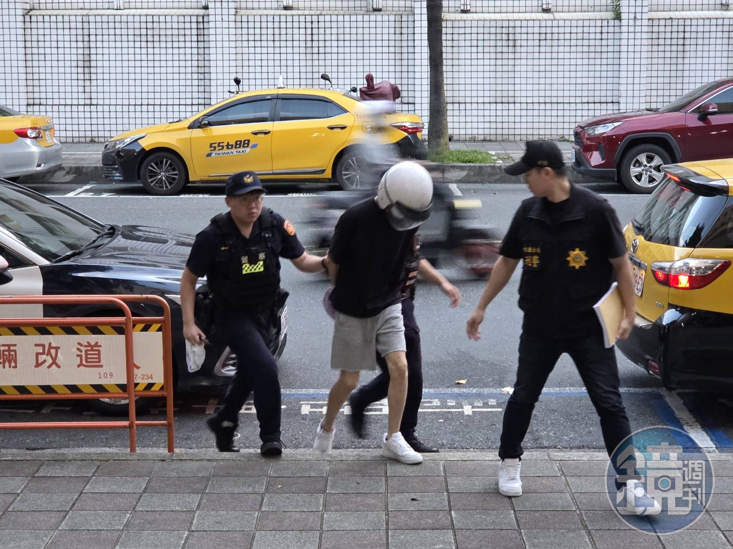 劉姓男子殺害谷女後逃到宜蘭,今落網被帶回台北市警局偵訊,晚間移送北檢。