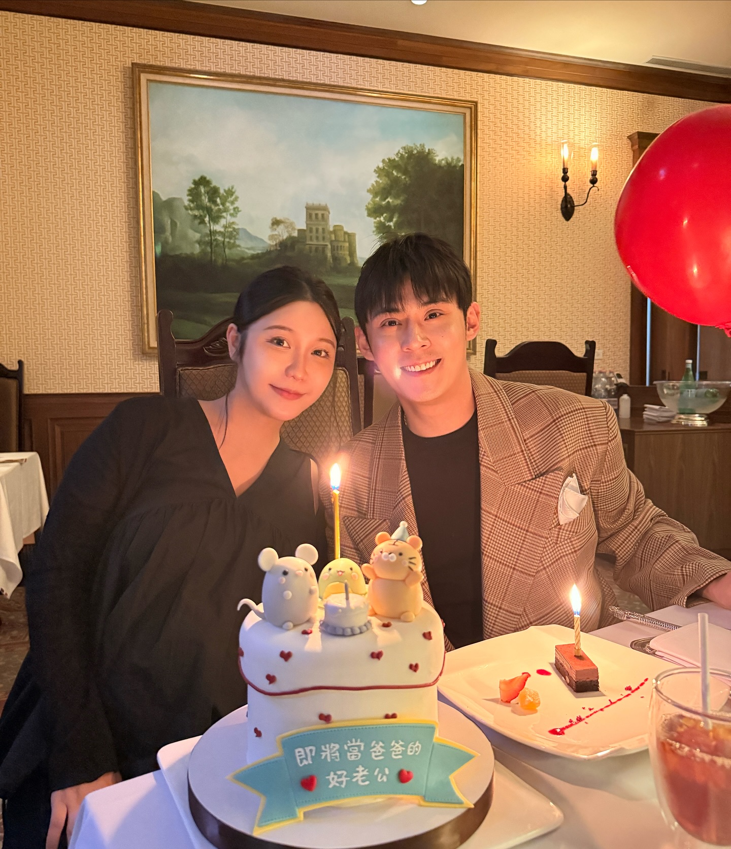陳奕上月才在嬌妻陪同下過生日。(翻攝臉書)