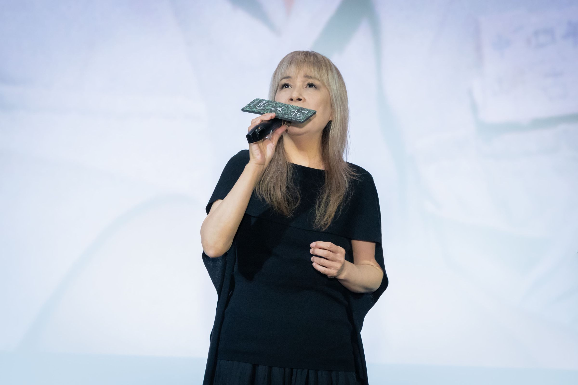 《魯冰花》原唱曾淑勤獻唱膾炙人口的主題曲〈魯冰花〉。（國家電影及視聽文化中心提供）