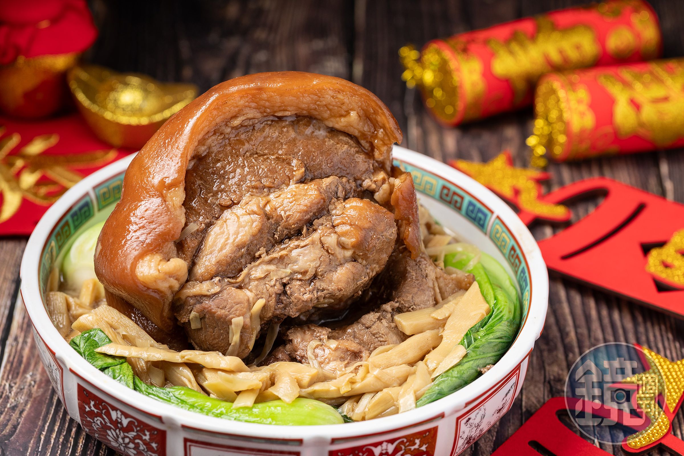 「筍乾燴腿庫」選用大塊豬後腿肉，搭配鮮嫩的酸香筍乾，肥肉富含膠質，瘦肉部分建議可稍加燉煮。（450元／份）