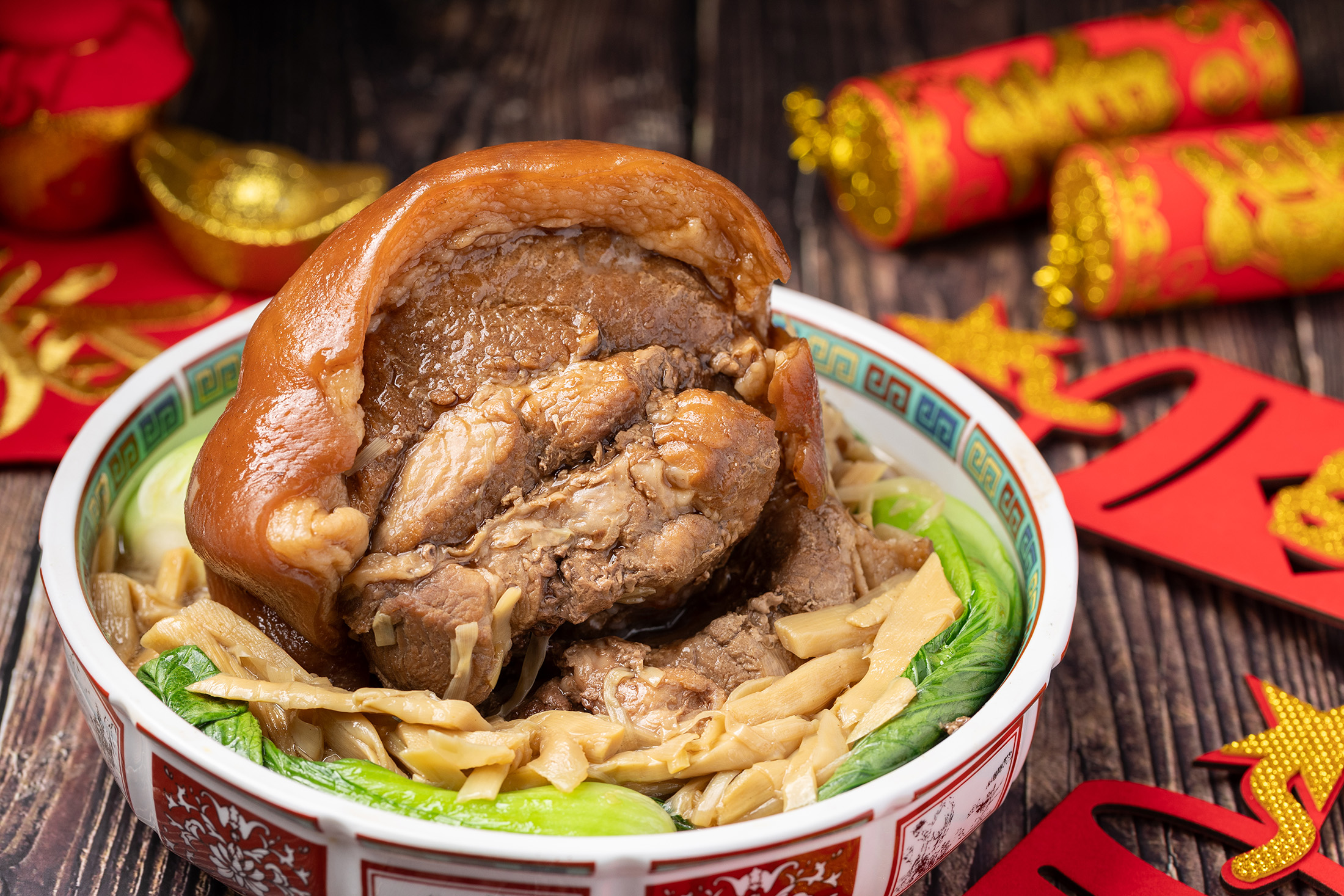 「筍乾燴腿庫」選用大塊豬後腿肉，搭配鮮嫩的酸香筍乾，肥肉富含膠質，瘦肉部分建議可稍加燉煮。（450元／份）