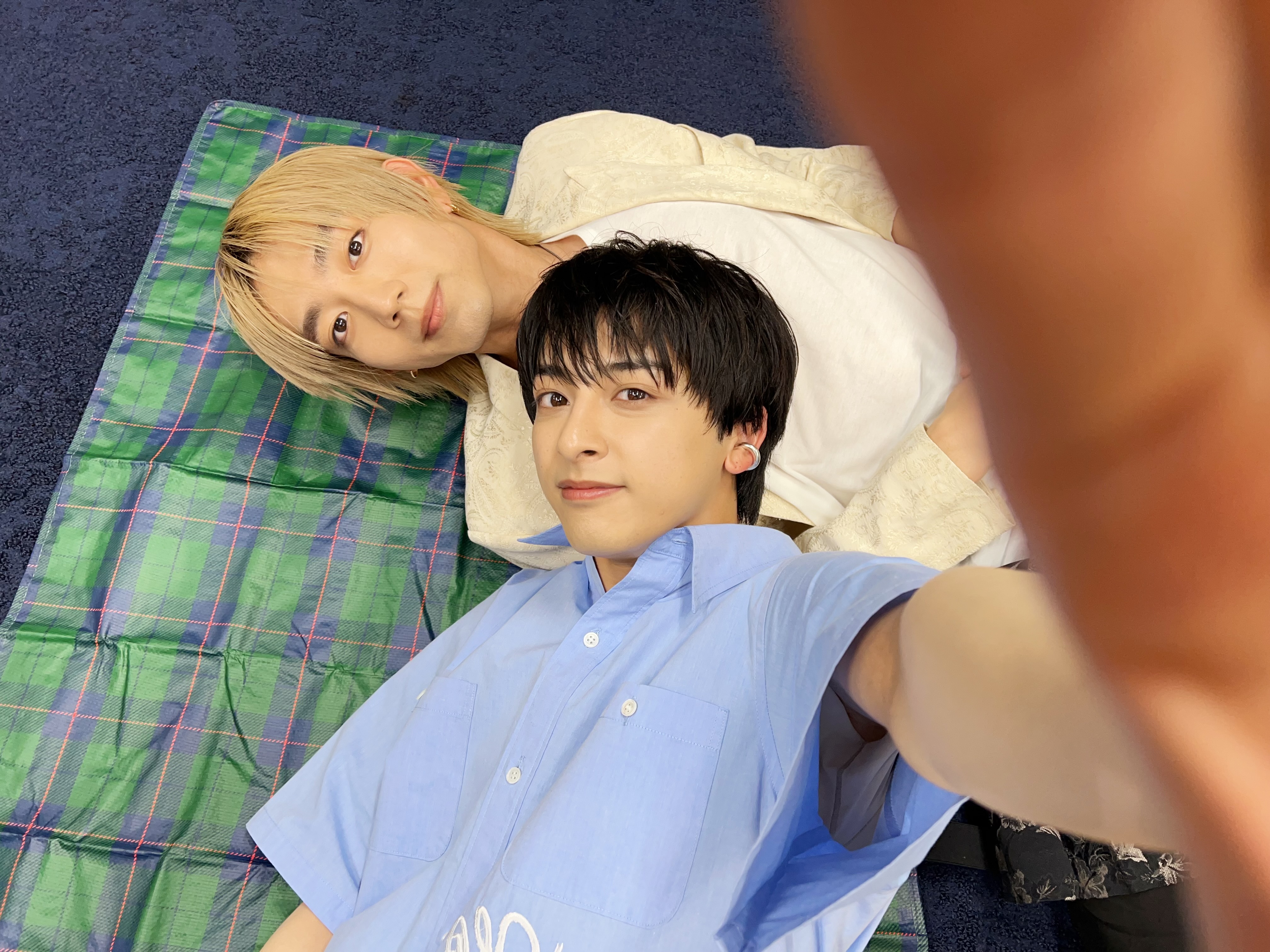 駒木根葵汰（左）和新原泰佑在《25時，赤坂見》首次合作演情侶，兩人也透過拍攝慢慢培養默契。（GagaOOLala提供）