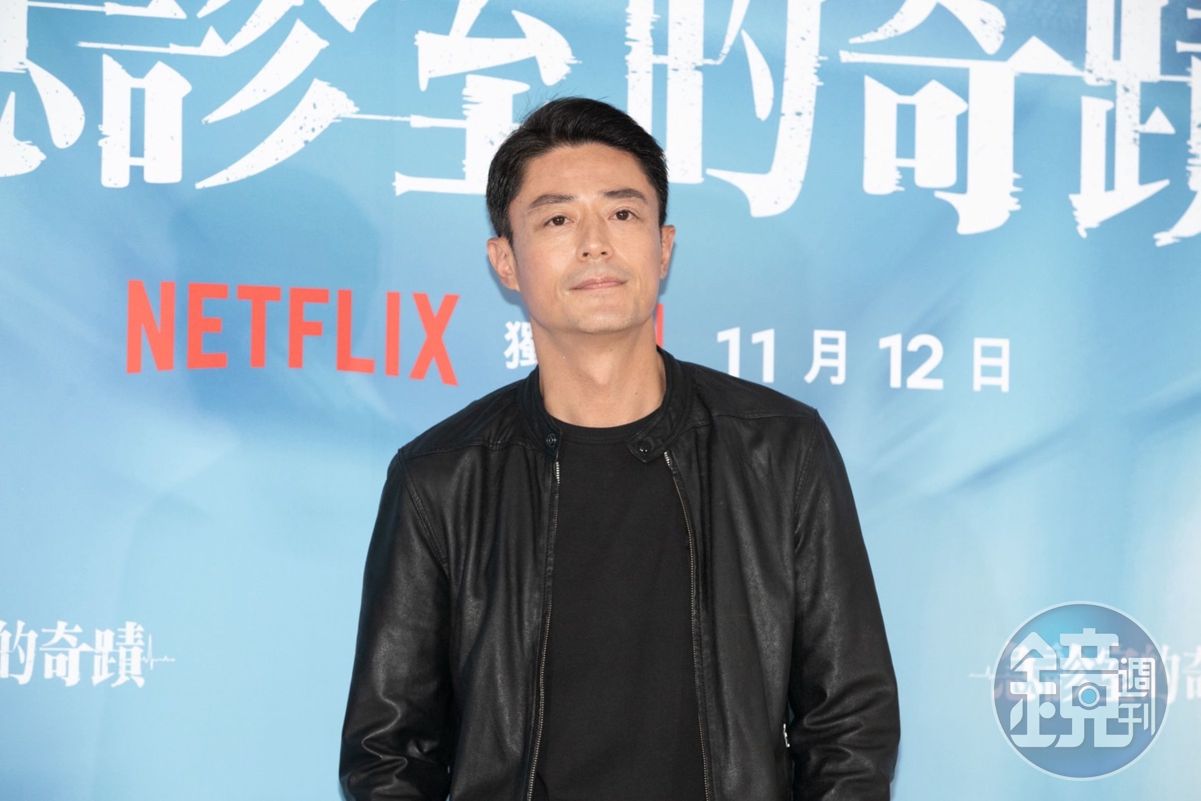 霍建華主演《急診室的奇蹟》,在咖啡廳苦讀醫學專有名詞。