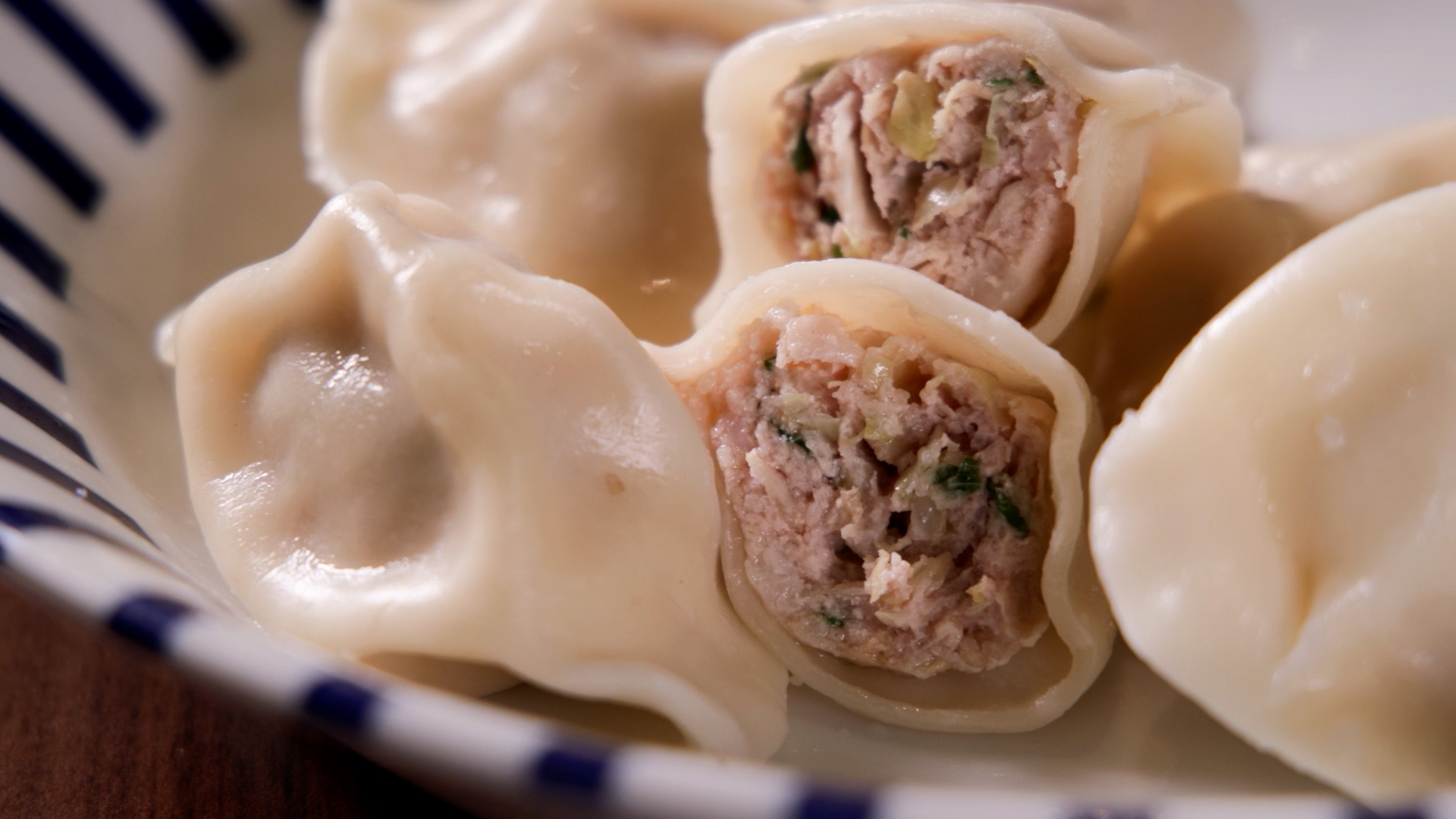「梨山高麗菜究好豬肉水餃」以彈牙外皮緊緻包覆肥瘦比例完美的菜肉餡。（65元／7顆）